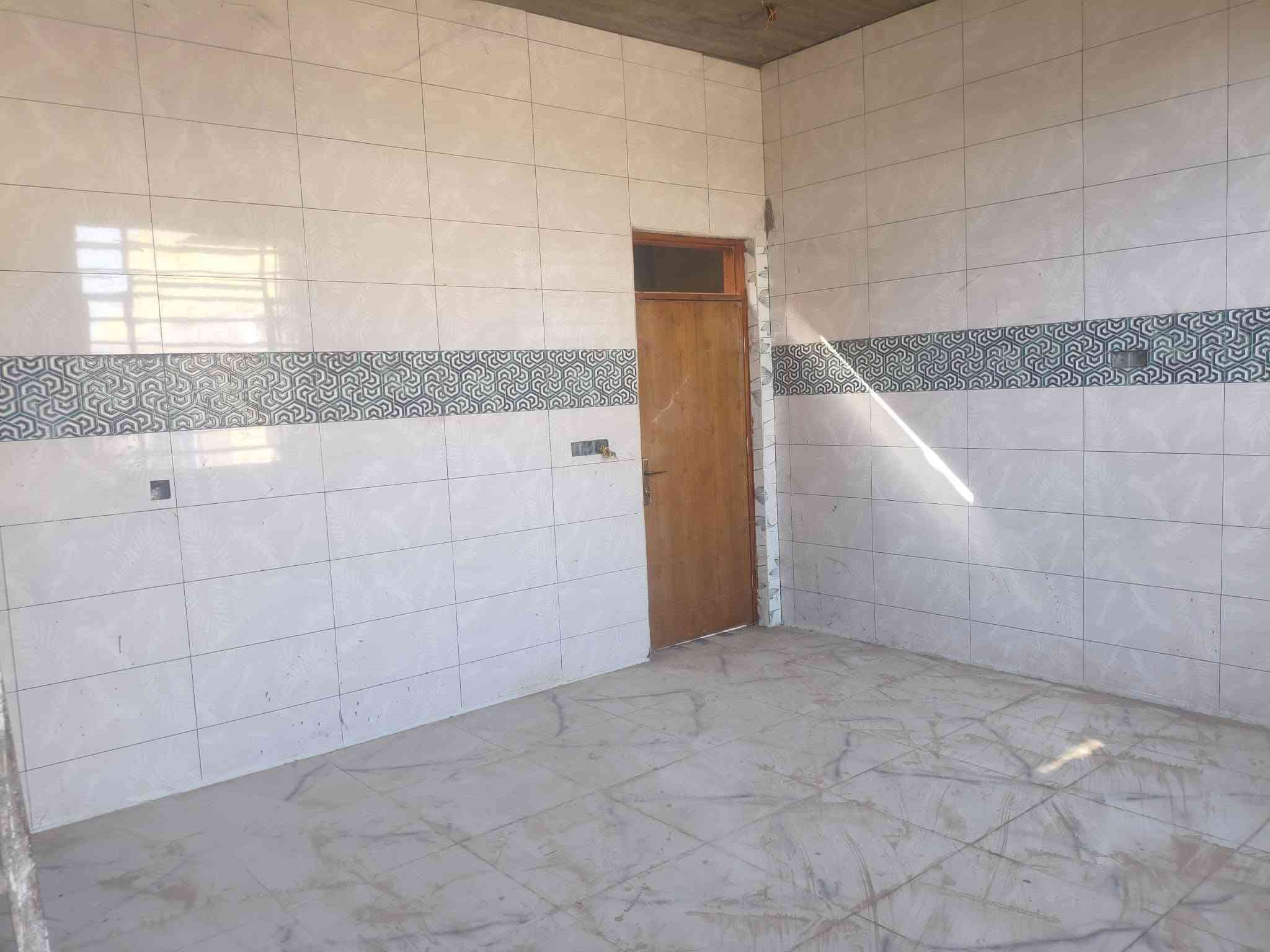 سلام عليكم بيت للبيع مساحة 200 متر طابوك كونكريت غرفتين وصالة ومطبخ ودوانية وصحيات داخلي وخارجية البيت نقص نقط كهرباء وبياض البقية كامل محتاج واريد ابيعنة يشهد الله مكانة ع الروف مال الحسائية قرب ملعب امرلي ***********
