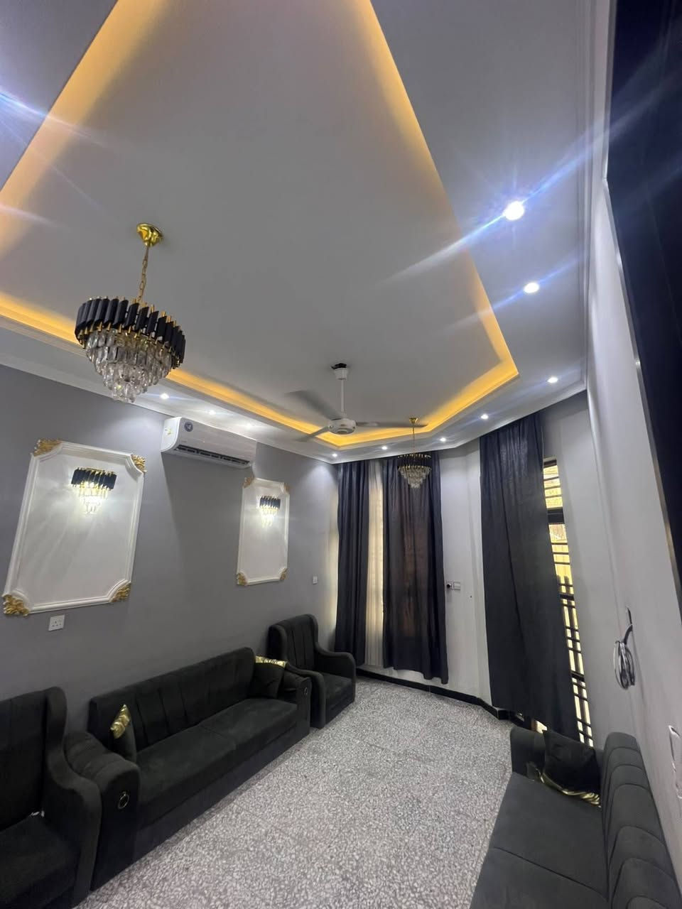 بيت للبيع العنوان📍 الدوره البوعيثه مجمع النسور. 100م  واجهة 5م نزال20م. 
طابق ونصف. يحتوي ع غرف نوم عدد2 غرفه طابق ارضي والثانيه طابق اول مع سويت  واستقبال ومطبخ مفتوح ع صاله حمامات3فوك جوه 2داخل و1خارجي
البيت متكامل من كل شيئ.
لل استفسار ع رقم التالي***********
يوجد واتساب. 
او مراسله الصفحه. 🌷
