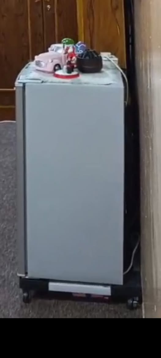مرحبا عندي ثلاجه البيع بيع مستعجل 
نضيفه اخو الجديد حجم صغير السعر خاص
