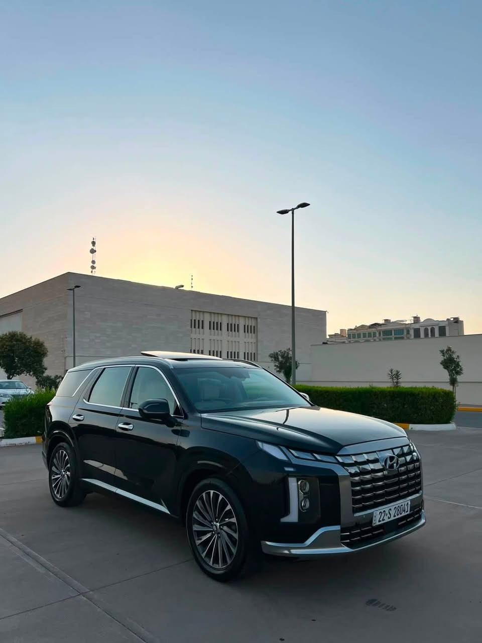 🚘 للبيع | هيونداي باليسيد Calligraphy 2024 (فل أوبشن)
للبيع هيونداي باليسيد Calligraphy موديل 2024، أعلى فئة، وارد أمريكي، لون نيلي، سيارة نظيفة جدًا ومزوعة للآخر بكل المواصفات.

المواصفات:

* محرك 3.8 لتر V6
* قير أوتوماتيك 8 سرعات
* دفع رباعي AWD
* 7 مقاعد (كابتن سيت)
* جلد نابا فاخر
* سقف بانوراما مزدوج
* شاشة 12.3 إنج
* عدادات ديجيتال 12.3 إنج
* هيد أب دسبلي (HUD)
* كاميرات 360°
* كاميرا النقطة العمياء داخل العدادات
* نظام صف أوتوماتيكي (Remote Smart Parking Assist)
* رادار أمامي
* مثبت سرعة ذكي
* نظام المحافظة على المسار
* فرملة طوارئ أوتوماتيكية
* مراقبة النقطة العمياء
* تنبيه حركة المرور الخلفية
* حساسات أمامية وخلفية
* تشغيل وباب بصمة
* تشغيل عن بُعد
* تبريد وتسخين للمقاعد الأمامية والخلفية
* مقود مدفأ
* ذاكرة لمقعد السائق
* تحكم كهربائي بالمقاعد
* مكيف ثلاث مناطق مع فتحات للصفين الثاني والثالث
* نظام صوت Harman Kardon الفاخر
* Apple CarPlay وAndroid Auto
* شاحن لاسلكي
* منافذ USB-C لجميع الصفوف
* إضاءة داخلية Ambient
* باب خلفي كهربائي مع حساس فتح
* مرايا كهربائية قابلة للطي مع تسخين
* إضاءة LED كاملة
* جنوط 20 إنج
* أوضاع قيادة متعددة (Eco / Comfort / Sport / Smart / Snow)
* مثبت نزول المرتفعات
* 10 وسائد هوائية

السعر: 265 ورقة، وبها مجال بسيط للجادين.

الموقع: البصرة.

التسجيل: رقم أربيل، باسم كردي، تحويل ثاني يوم.

الوارد: أمريكي.

الحادث: طخة جام لغ فقط.

للاستفسار : ***********
