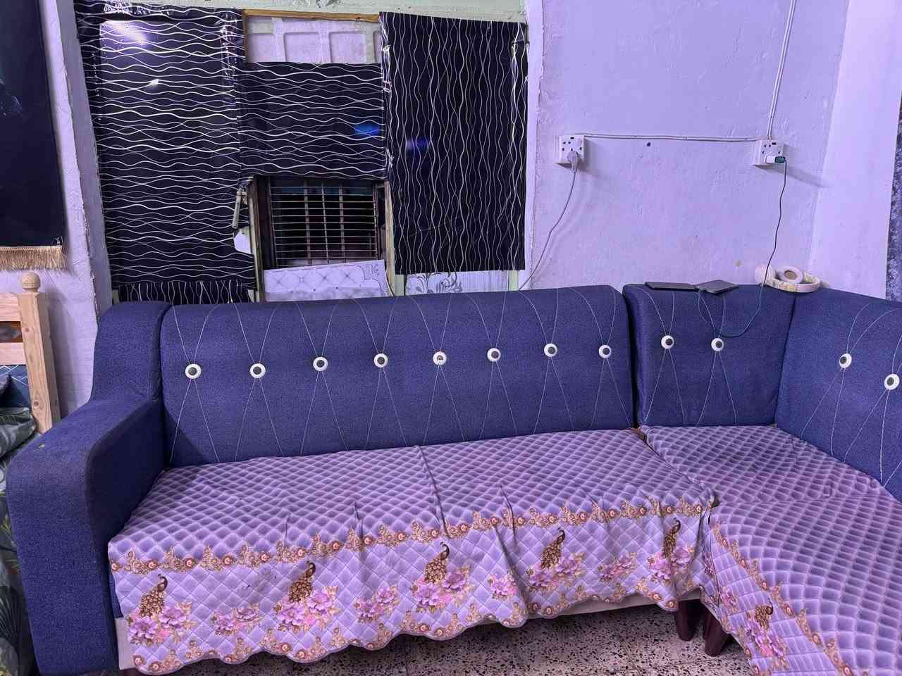 سلام عليكم ديوان 12مقعد للبيع سعر 250وبي مجال مكاني بغداد مدينه الصدر ***********

