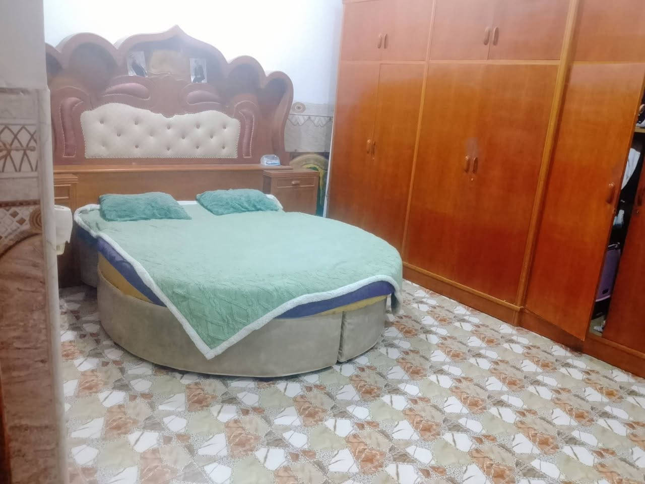١٠٠م • ٢ غرف • بناء حديث
