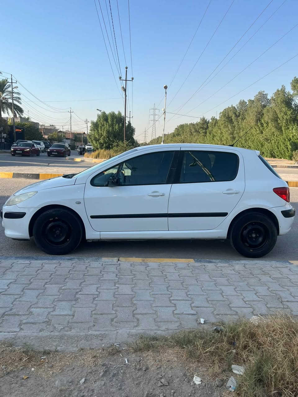 للبيع بيجو فرنسي 307. موديل 2006
 بدون صبغ  محرك 1600 
كير أوتوماتيك   تبريد ثلج ❄️
رقم بغداد أنكليزي الجديد 
داخل نضيف كهربائيات كلها شغالة
تحكم مريا كهرباء 
جام الأمامي كهرباء اوتو 
تحكم عدسات الانارة 
شاشة اصلية
حساسات خلفية 
تحكم شفتات اتصال وموسيقى 
باتري جديد  السيارة وضع البلاد بدون جطل ولا ايشي 
السعر ٥٥$ وبي مجال  العنوان حلة_ الكرامة
***********
