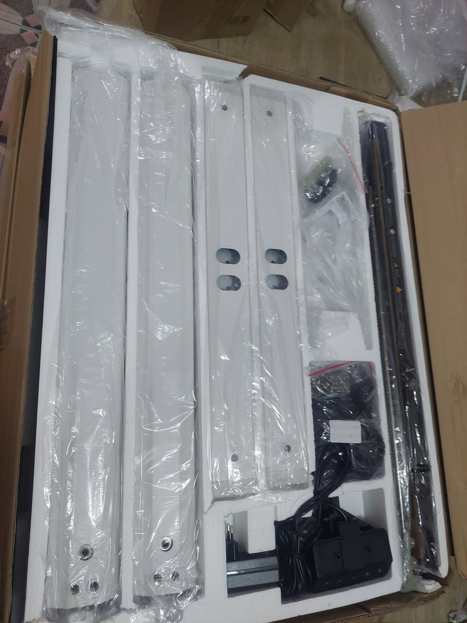 مكتب ذكي قابل للتعديل جديد كامل 
 (Smart Adjustable Desk)

يحتوي المكتب على محرك كهربائي صغير مخفي في
 الأرجل، يتيح لك رفع أو خفض مستوى سطح المكتب بضغطة زر عبر لوحة تحكم صغيرة. يساعد هذا التصميم على تغيير وضعية الجسم بين الجلوس والوقوف أثناء العمل أو الدراسة لتقليل آلام الظهر وتحسين الدورة الدموية

