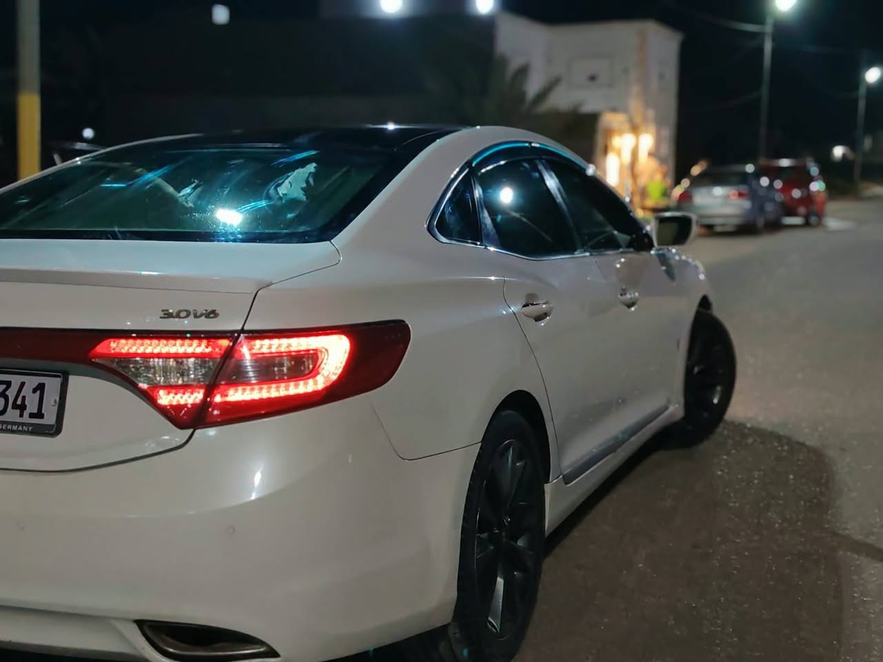 سلام عليكم
أزيرا مديل 2012 VIP 
سونار موجود بلمنشور 
بيها ٣ قطع بدون دواخل 
تبريد قطعتين / برده خلفيه 
مكينه بيها صوت رواجز اول مل تشغل بس 
الكير مكفول 
حداديه زينه 
مكان السيارة ديوانيه 
السعر 105 وبيها مجال بسيط حك الجيه 
*********** بي واتساب

