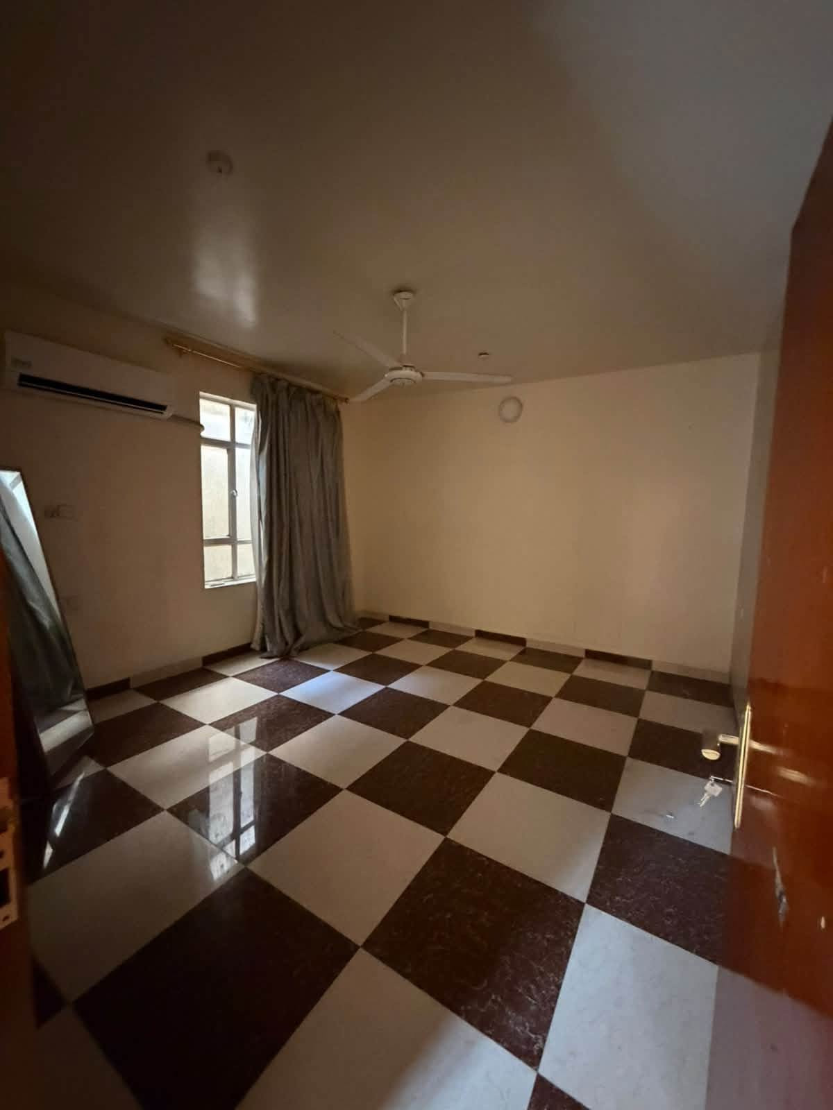 🏠 للإيجار في السيدية – شارع الخيزران

📐 المساحة: 150 متر

✨ العقار يتكون من:
• كراج
• 3 غرف نوم
• صالة
• مطبخ
• خدمات صحية
• هول داخلي بطابقين
• مجهز بسبالت
• مطبخ مجهز
• غرفة نوم مجهزة

💰 الإيجار: مليون و400 ألف دينار

📍 الموقع: السيدية – شارع الخيزران

📞 للاستفسار والتواصل:***********
