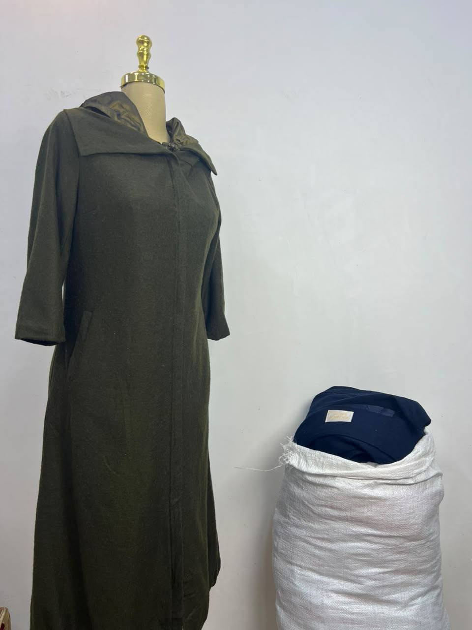 السلام عليكم عندي شليف كوتات نسائية العدد 41 قطعه نظيفات ومرتبات ومنوعات السعر 60 الف وتوصيل موجود جميع المحافظات
الي يريد يشتري يراسل *********** او يعلق وانا اراسلة
