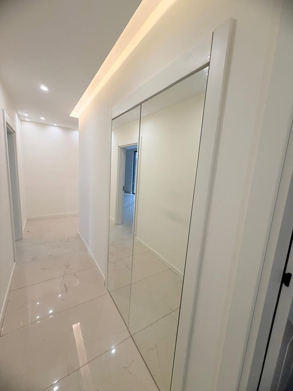 شقة للايجار في مجمع مارينا السكني من المالك بدون وسيط عقاري
غرفتين وصالة ثلاث حمامات ولوندري وبالكون الطابق 4
الموقع : قلب العاصمة بغداد - مفرق الدورة - مجاور مجمع نخيل بغداد
المطلوب اجار مقدم 3 اشهر (الايجار الشهري مليون وربع)
المميزات :
مساحات خضراء موقف سيارات تحت المبنى  وخارجي
نظام تبريد خاص بالشقة VRF من شركة GE مع مطبخ مجهز كاونترات طباخ مفرغة وسخان غاز مركزي
الايجار عن طريق مبيعات المجمع فقط
للاستفسار
+964 770 4321499 WhatsApp

نص مكتوب في الصور:
- BAGHDAD MARINA RESIDENTIAL COMPLEX
- BAGHDAD MARINA RESIDENTAL COMPLEX C2 145 متر مربع