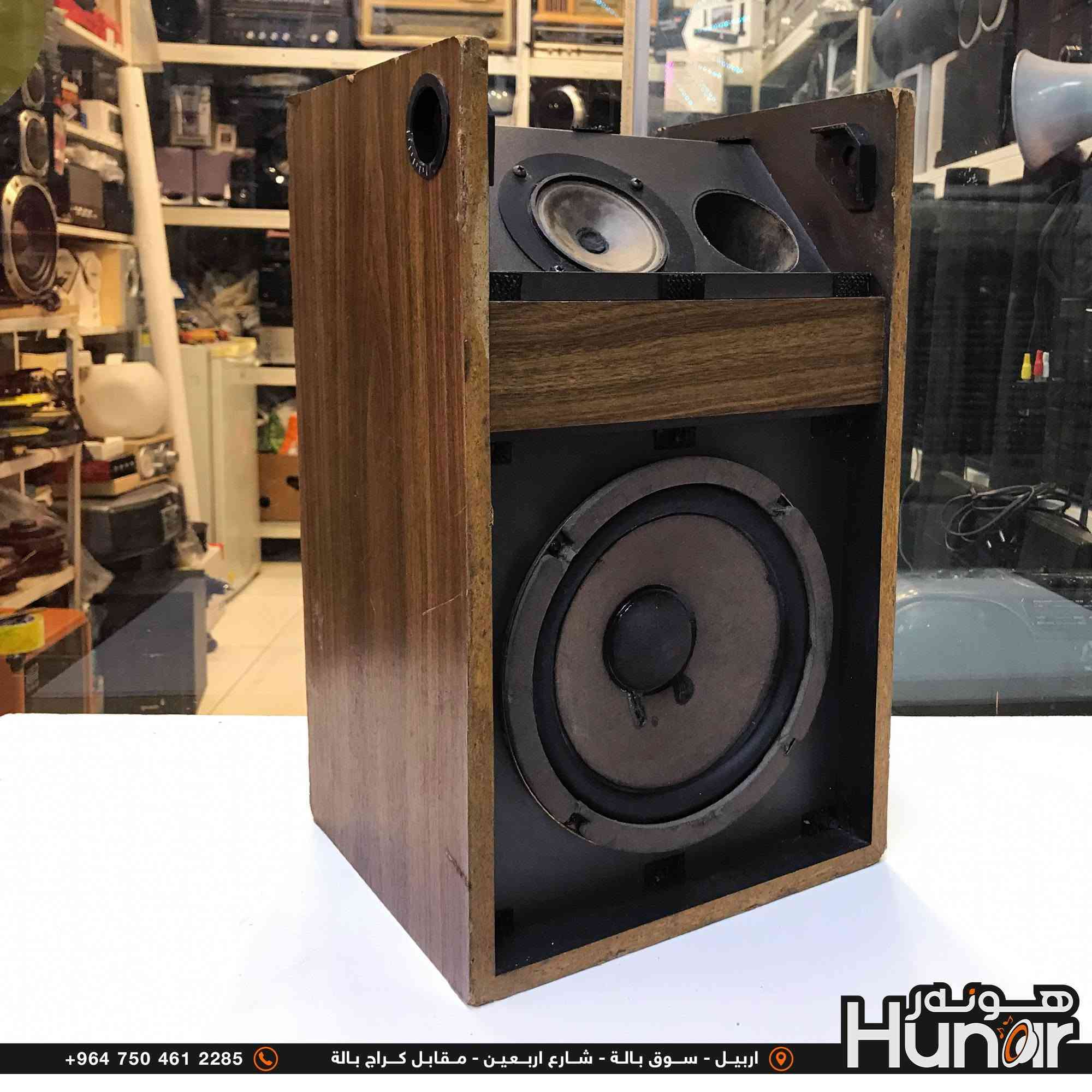 BOSE SPEAKER SYSTEM
تك السماعة من شركة بوز..القدرة والواطية (Wattage):

​سماعات Bose 301 الكلاسيكية (الجيل الأول) صُممت لتعمل مع مضخمات صوت (Amps/Receivers) بقدرة تتراوح عادةً بين 10 إلى 75 واط للكل قناة (RMS) عند مقاومة 8 أوم. 

إليك التفاصيل الكاملة لهذه السماعة بناءً على الملصق الموضح في الصورة الأخيرة والصورة السابقة:

​العلامة التجارية: Bose (بوز)

​الموديل: Bose 301 Series I (Direct/Reflecting Speaker)

​سنة الإنتاج/الحقوق: 1975, 1977

​بلد الصنع: الولايات المتحدة الأمريكية (MADE IN U.S.A)

​المقاومة (Impedance): 8 أوم (8 OHMS)

​الرقم التسلسلي (SER. NO.): 1049547

​الجهة: السماعة اليمنى (PART 2 - RIGHT)

​المادة الخارجية: فينيل بنقشة خشب الجوز 
هذه هي تفاصيل الحجم والأبعاد الموضحة في الصورة للسماعة: Walnut Grained Vinyl Venee

​الارتفاع: 43 سم

​العرض: 26 سم

​العمق: 23 سم

​تتميز هذه السماعة بالتصميم الكلاسيكي الخشبي وتضم محركين (مكبر للصوت في الأسفل مع سماعة ترددات عالية/متوسطة موجهة بزاوية في الأعلى).  

( کوردی • عربي )

🟢توصيل موجود الي جميع المحافضات
🟡گەياندن هەیە بۆ هەموو شوێنێک

🟠مــعـرض هــونـەر
🔸للـصوتــیات(امبلیفایر• سماعة• رادیو• انتیك• مایكروفون)
🔸عــنـوان• اربیل سوق بالة • شارع اربعین
🔸مـوبایـل• ***********
                   ***********

🔵پـێـشانـگای هــونـەر
🔹بۆ ئامێری دەنگی و کارەبایی(ئیمپلیفایر• سەماعە• ڕادیۆ• مایکرۆفۆن)
🔹ناونیـشان• هەولیر • بازاری لەنگەی ٤۰م
🔹مـــۆبـایـل• 
***********
***********

•••••••••••••••••••••••••••••••••••••••••••••••••••
#iraq #kurdistan #duhok #zaxo #hawler #karbala #slemani #erbil #baghdad #kurd #kurdish #akre  #karkuk #kuwait #najaf
#amplifier #audio #subwoofer #sound #music #audiophile #bass #stereo #amplifiers #speaker #soundsystem #speakers
#اربيل #العراق #بغداد

نص مكتوب في الصور:
- 43cm 23cm 26cm +964 750 461 2285 اربيل - سوق بالة - شارع اربعين - مقابل كراج بالة Hunar
- +964 750 461 2285 اربيل - سوق بالة - شارع اربعين - مقابل كراج بالة هو نار Hunar
- +964 750 461 2285 اربيل - سوق بالة - شارع اربعين - مقابل كراج بالة Hunor
- +964 750 461 2285 اربيل - سوق بالة - شارع اربعين - مقابل كراج بالة Húnot
- +964 750 461 2285 اربيل - سوق بالة - شارع اربعين - مقابل كراج بالة Hunar هونه ر
- +964 750 461 2285 اربيل - سوق بالة - شارع اربعين - مقابل كراج بالة هوينر Hunar
- هونر Hunar +964 750 461 2285 اربيل - سوق بالة - شارع اربعين - مقابل كراج بالة