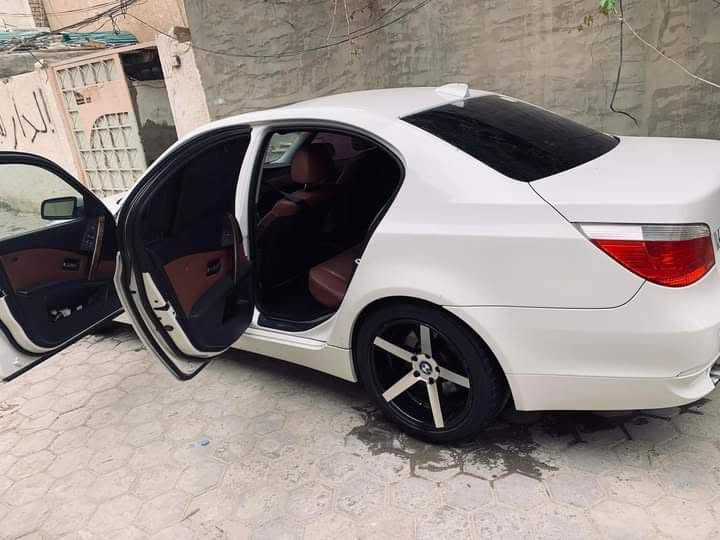 للمراوس
Bmw E60 M5 2008 
كصة جنطة فول الفول ادخل على النت وشوف مواصفاتها 
متؤم شمالي دولي على الشاصي 
المكان ذي قار 
صاحب السيارة 
***********
