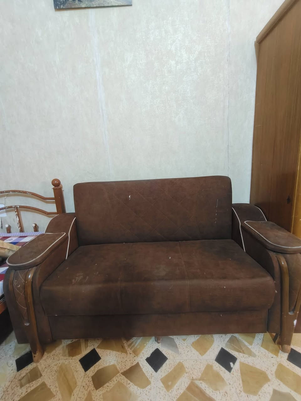 سلام عليكم
1-​المواصفات والتفاصيل:
​النوع: طخم قنفات قماش جوزي (مستعمل).
​الملحقات: قنفة كبيرة + قنفة متوسطة + 2 كرويتات (مفردة).
​الحالة: تعبان رادله تصليح موضح بالصور. للتوضيح.  طخامه ام نفر واحد عوزهن بس رجلين
​السعر: 100 ألف دينار (قفل / نهائي).
​الموقع: [ميسان مغربه]
​التوصيل: على المشتري.
​للتواصل والاستفسار، يرجى المراسلة على الخاص أو الاتصال على الرقم: [***********].

2-كرسي مفرد (كرويتة رمادي وموجي): مريح ومناسب لغرفة أو صالة. السعر: 30 ألف دينار
