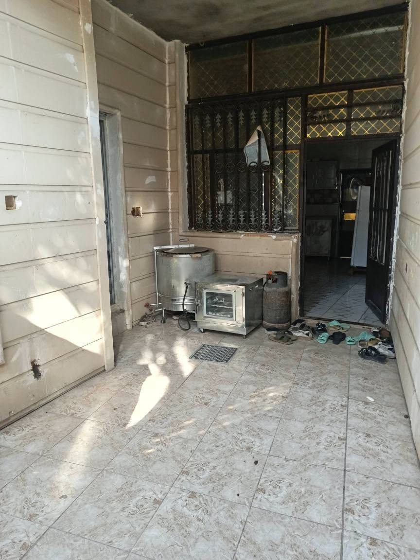 بيت للبيع ١٧٠ متر  الكوفه منطقت الكرشات خلف بستان ابو تكليف زراعي ٢٥ يتكون من خلفتين ومطبخ حار وبارد وصاله وستقبال البيت جاهز سقوف وبرسلين وسرابيم البيت كونكريت اساس وصب وبناء طابوق السعر ٦٥ وبي مجال الاستفسار النتصال عله الرقم *********** البيت قليب عله شارع المعمل مقابيل مجمعه المختار بشار الطاقه خلف المقنص بشارع فقط النجف, العراق

نص مكتوب في الصور:
- Meta AI