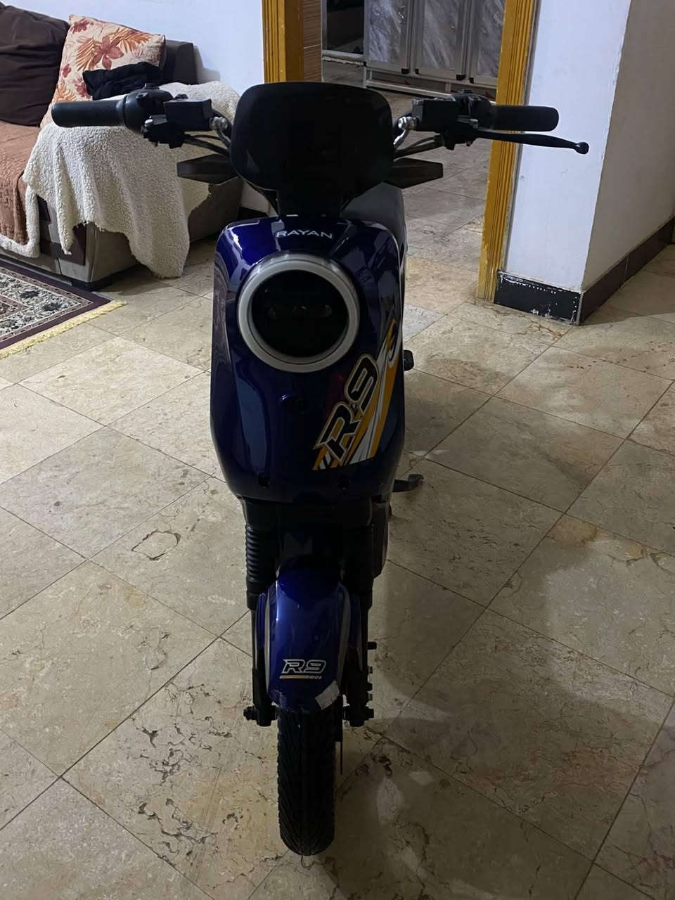 سلام عليكم دراجه R9   للبيع
المواصفات👇🏻
سويجين و بصمه و كارت 
اشاير يمنه يسره شغلات 
دبل اشاره 
رجعو للخلف 
لايت زنون عالي ناصي 
فدراليلات ثنين متغير الوان 
وياهه بعد غراض مرايات سله بايدانات تجوه للراكب الخلفي
بطاريات 32 انبير الريان الاصلي عدد5 جدد 
تمشيك مسافه 50 كيلر
ملف 1500 حقيقي 
تمشي 99
كلشي بيها شغال 
السعر 550
الاستفسار او الاتصال
 ***********
