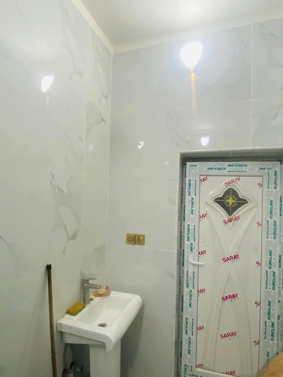 سلام عليكم ورحمت الله
طابو صرف بأسمي 🏡 دار للبيع – موقع مميز في بغداد / الكرخ
📍 العنوان: الكرخ/ شهداء البياع / الرفاق الثانية
قرب شارع المضخة الأول
🔹 تفاصيل العقار:
المساحة: 200 متر مربع
الواجهة: 10 متر
النزال: 20 متر
 (موقع مميز)
⚡ مواصفات الدار:
(4 غرف نوم كبيرة/صالة /هول داخلي/مطبخ حار /مطبخ بارد (كبير)/3/صحيات/منور/كراج/حديقة/ سطح ناصي/سطح عالي)
✨ المميزات: 
موقع ممتاز ومرغوب
شبابيك سلايت ألمنيوم تفصال اخر موديل 
أبواب صاج 
بايات درج مرمر ثقيل 
وزره  مرمر اسود 
محجر درج زجاج أسود
أرضيات بورسلين إسباني
بناء ممتاز

📞 للاستفسار:
*********** محمد حميد
📲 متوفر واتساب
... 
#عقارات #عقار #عقارات_بغداد #بغداد #الكرخ #العراق #دار_للبيع
