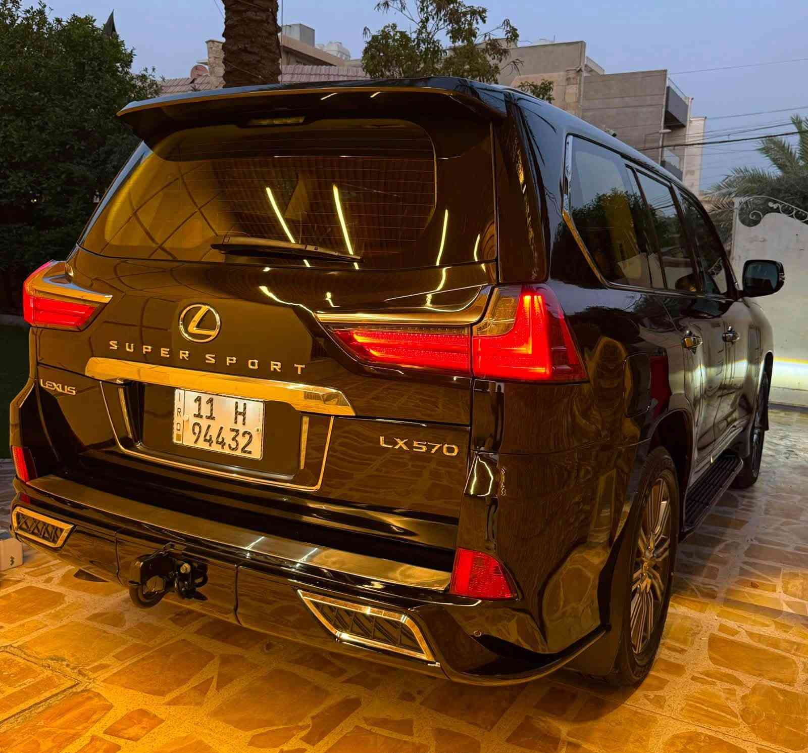 السلام عليكم LX 570 2016 سوبر سبورت  مواصفات معروفة بريم ماشية 160000 رقم بغداد بأسمي مكفولة السعر 56500 وبي مجال بسيط مكان زيونة للاستفسار ***********
