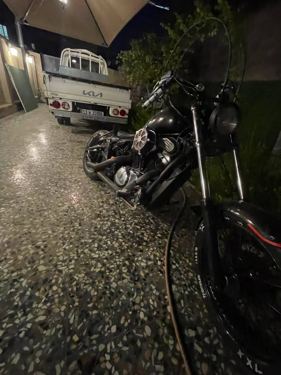 السلام عليكم 
عندي honda steed 
/ هوندا ستد 400 cc 
للبيع بسعر ٨٥٠ الف 
مكاني بغداد حي الخضراء اللي مقابيل العامرية 

الدراجة اشتريتهة البارحة ودابيعهة اليوم 
لسببين 
الاول الصوت عالي واني بمنطقة هادءة والجوارين اشتكولي متوقعت الصوت عالي لهالدرجة 

الثاني 
اني بحياتي مسايق ماطور غير الكهربائي وماعرف بالمواطير العادية وتعال بدل كير والزم كليج وبطى هنا ودوس هنا متفيدني بشغلي اروح بيهة للشغل واجي 

الدراجة مابيهة اي مشاكل لا محرك ولا زيت ولا بيهة دخان بالصلنصة ولا بيهة زنجار ماشية وعلى حسب الاصول 

شنو اللي مابيهة ؟ 
: اي اوراق مانطاني صاحبهة 
اللايت الامامي الجبير ممربوط اكو لايت لاخ بداله شغال 
البريك الامامي ممربوط 
الكشن والجامرلغ الخلفي يرادلهن تبديل 

هاي الدراجة وصورتهة وفديوهة وتفاصيلهة ونقوصاتهة وسعرهة 
وهذا رقمي ***********
