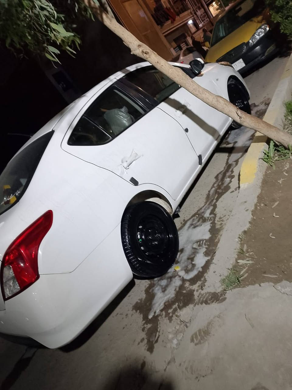 نيسان صني موديل 19 سياره ماشيه 100 بدون صبغ بيها رصعات باب سايق وبصف لباب سايق رقم جديد سنويه بسمي صدر تخم تأير باتري كله جديد سعر 95وبيها مجال ***********
