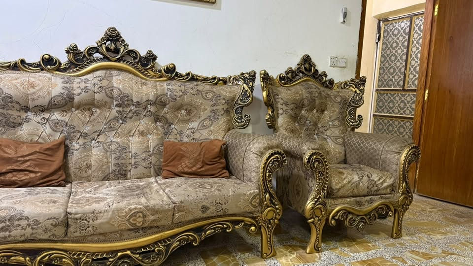 تخم مستعمل 10 مقاعد مع 2 طبلات صغيرة وواحده كبيره السعر 450 وبي مجال المكان بغداد للاستفسار على الرقم 

‭***********‬
