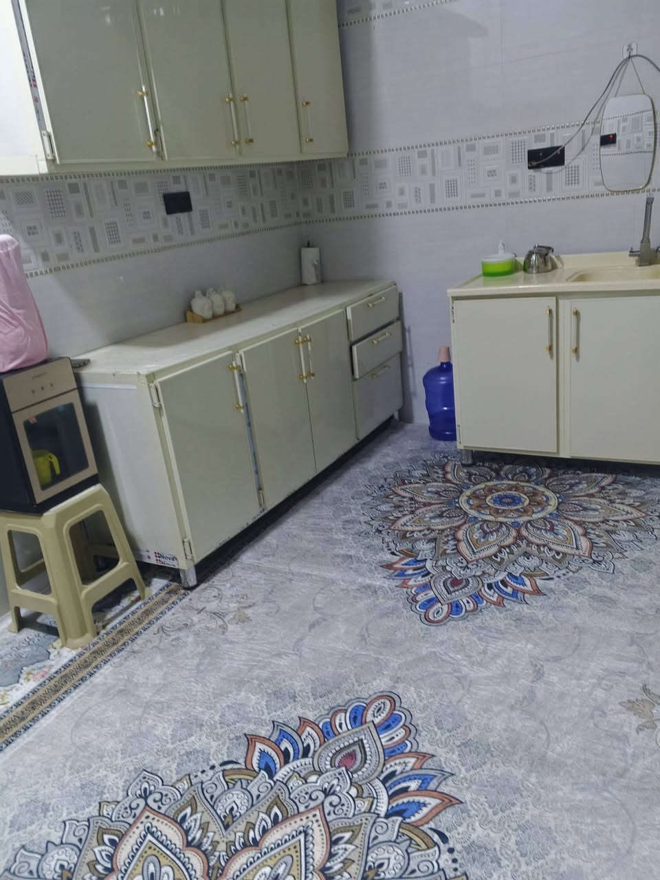 السلام عليكم ورحمة الله 

دار للبيع 100 م مربعة 10×10
طابقين 

البيت يحتوي على ثلاث غرف وصالتين واستقبال ومطبخ وصحيات عدد 3 

موقع البيت حي النداء شارع قنبر منطقة 66 رقم الدار 66629

البيت مطلوب للاسكان 39 
للاستفسار خاص او على الرقم ***********
