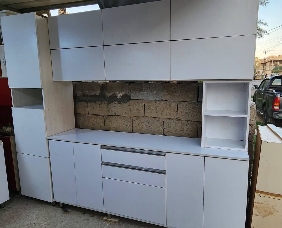 السلام عليكم 
للبيع كاونتر خشب mdf تفصال مو سوكي ابيض اللون بوب بصمة وجكات طولة ٤ متر وعشرة سم والسنك متر ونص  ٥ قطع كلش نظيف اخو الجديد 
السعر وباقي التفاصيل على الخاص
