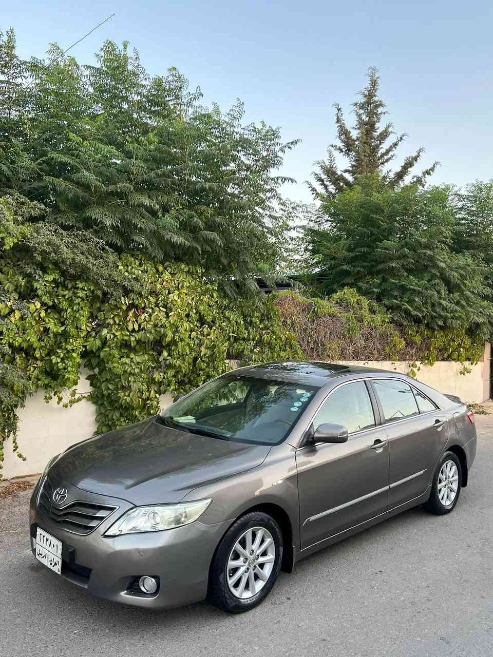 Toyota camry 2011 
تويوتا كامري خليجي ٢٠١١
مواسه فات فول
سلايت
په رده 
كوشن كاره با
دوو سويجي بيلادي ماوه
سبيري دا نه به زيوه
١٣٠ هه زار وويشتوه به شه رتي كومبيته ر
له شه ريكه وه يه ك ده ست بوه
گيرو مه كينه ي به شه رت نه كراوه ته وه
بي بوياخه بي بارجه كورانه هه موو كياني به شه رت
به ناوي خومه وه يه
شوين سليماني
***********
