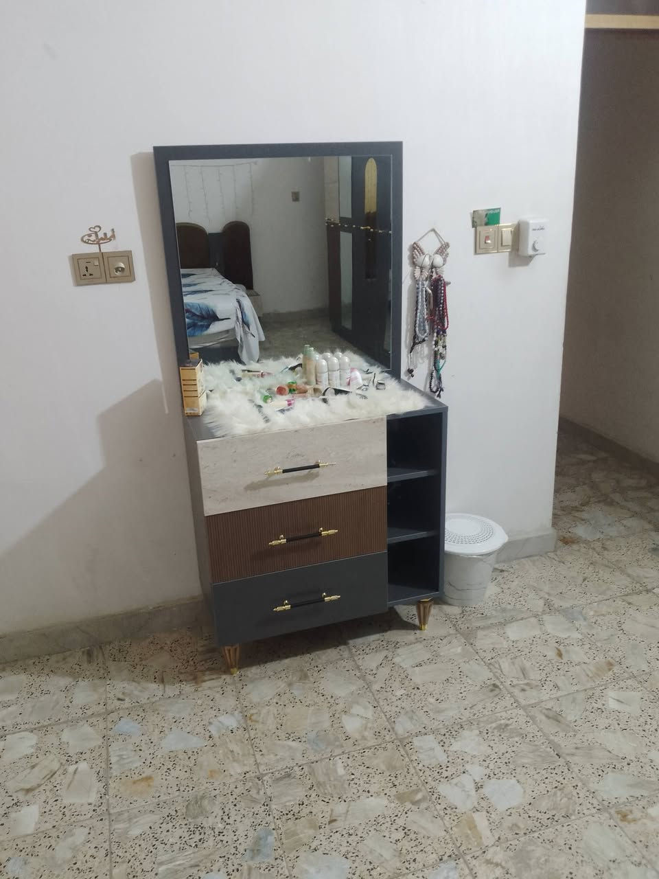 السلام عليكم غرفه جديده للبيع مكاني البلديات سعرها 500 مابيها اي ضرر غير متواجد على الفيس موبايل *********** بي واتساب
