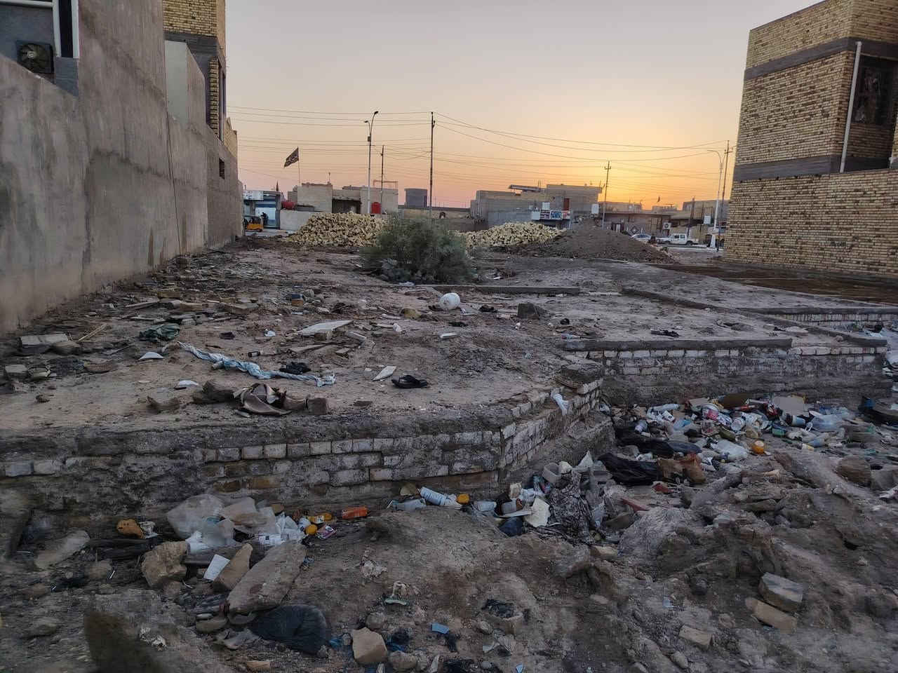 السلام عليكم قطعه مبنيه بتلو للبيع مساحتها 250 متر طابو صرف قريبة عله فوج الطوارئ وبضهرها شارع 30 السايدين  وبيها خدمات عامه وشارعها تبليط سعرها 105 وبيها مجال بسيط للستفسار الاتصال عله الرقم ***********
