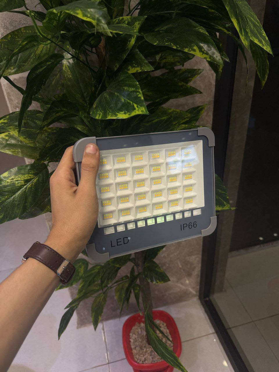 إنارة قوية بدون كهرباء!

كشاف LED شمسي بقدرة 300W، يشحن من الشمس ويعطيك إضاءة قوية للمكان بالليل 🔥

✔️ يعمل بالطاقة الشمسية
✔️ بطارية تدوم لفترة طويلة
✔️ مقاوم للماء والغبار IP66
✔️ قابل للتعديل حسب اتجاه الإضاءة
✔️ مناسب للحدائق، الكراجات، الساحات والمزارع
✔️ يحتوي على منفذ USB للشحن
✔️ إضاءة LED قوية وموفرة للطاقة

ركّبه وخلي الشمس تتكفل بالباقي ☀️💡
اطلبه هسه وخلي مكانك منوّر حتى بأوقات انقطاع الكهرباء

السعر : 15 الف
توصيل : 3 بغداد 5 محافظات
لتواصل مراسله الصفحة او على الوتساب ***********
