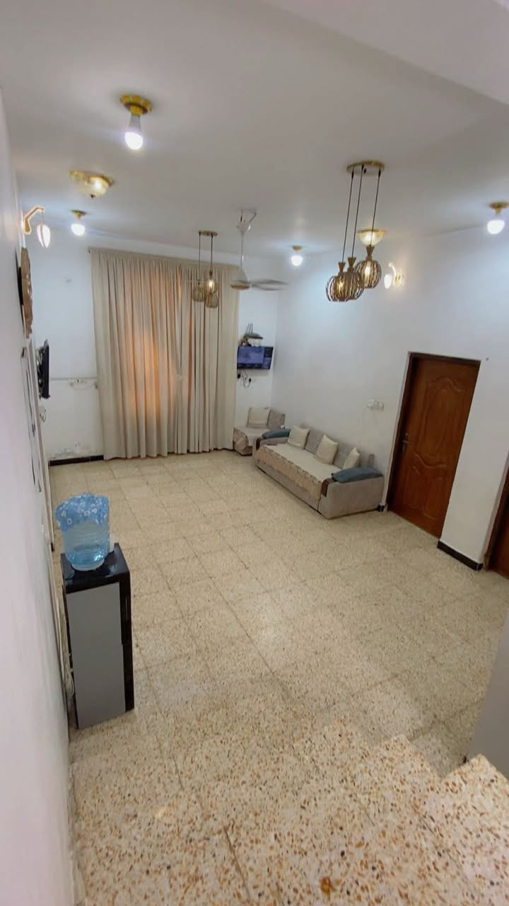 بيت للبيع زراعي شارع المسبح 
ثالث بيت عن الشارع الرئيسي 
بناء طابوق والسقف كونكريت مسلح

المساحه 285 متر

البراني 9 في 4 
المطبخ 7 في 4 
الستقبال 8 في 4 
غرفه 5 في 4 
غرفه 4 في 4 
غرفه 6 في 3 
مجمع صحيات خارجيه 
مجمع صحيات داخلي 
طارمه على طول البيت العرض 
4 متار حته مشتمل يصير بيها
كراج سياره 5 امتار في 6 
حديقه 4 امتار 
الواجهيه 13 متره 
منور ع طول البيت  
يبعد ع شارع العام العام 3 بيوت
اي استفسار تواصل خاص او اتصل 
***********
الي عنده عروض عقارية ويريد بيع سريع وآمن 
يتواصل معنا 📱
