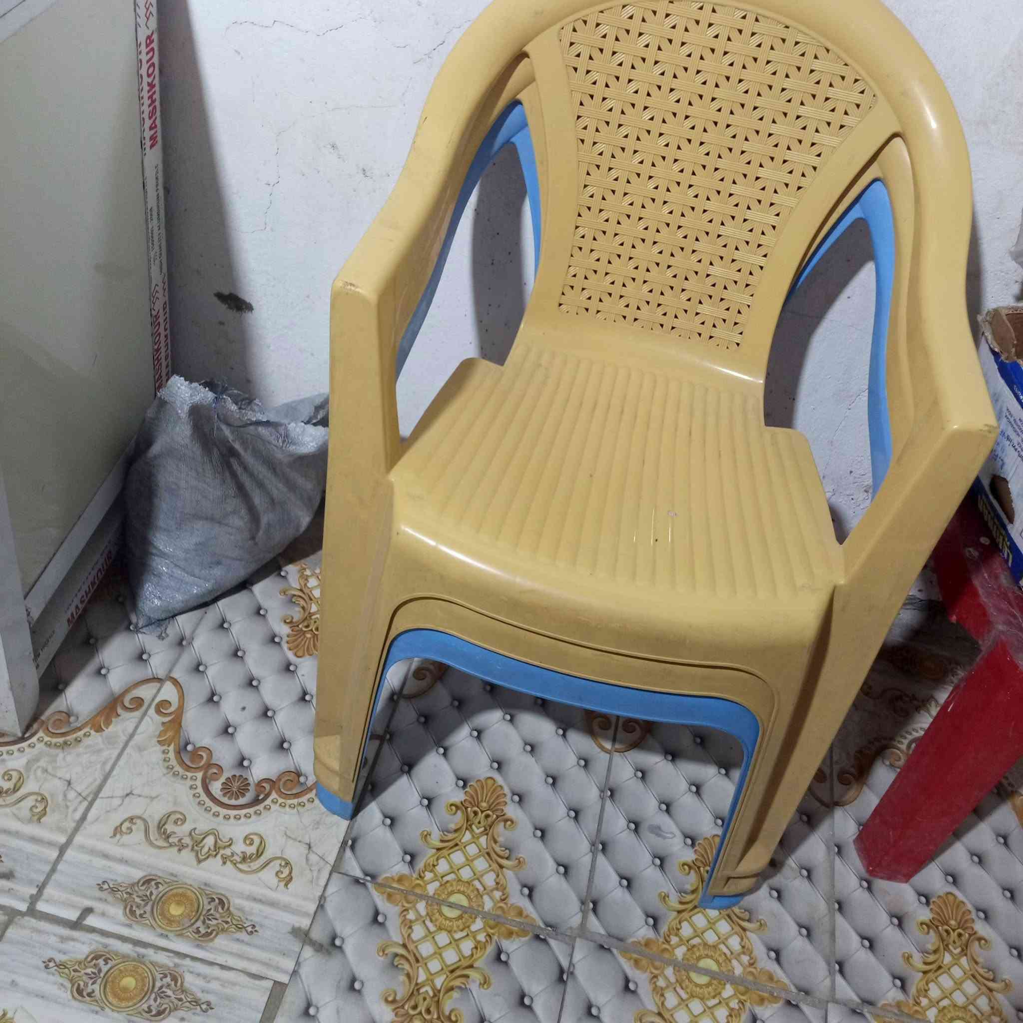 غراض مشويات للبيع صار يومين من اخذهن والقران وحته نزل من سعرهن جام خانه بيبي سي هيه وميزه ينقفل. 300قفل  لفافه سيلفون 35 . صواني عدد خمسه ب25. كراسي الاصلي  ثنين ب20 .  مواعين سفري حجم كبير وحجم صغير ب15.  شياش ستيل الاصلي مال كباب عدد21شيش سعرهن ب25. ومال لحم 40شيش ب30.     رقم *********** بي واتساب

