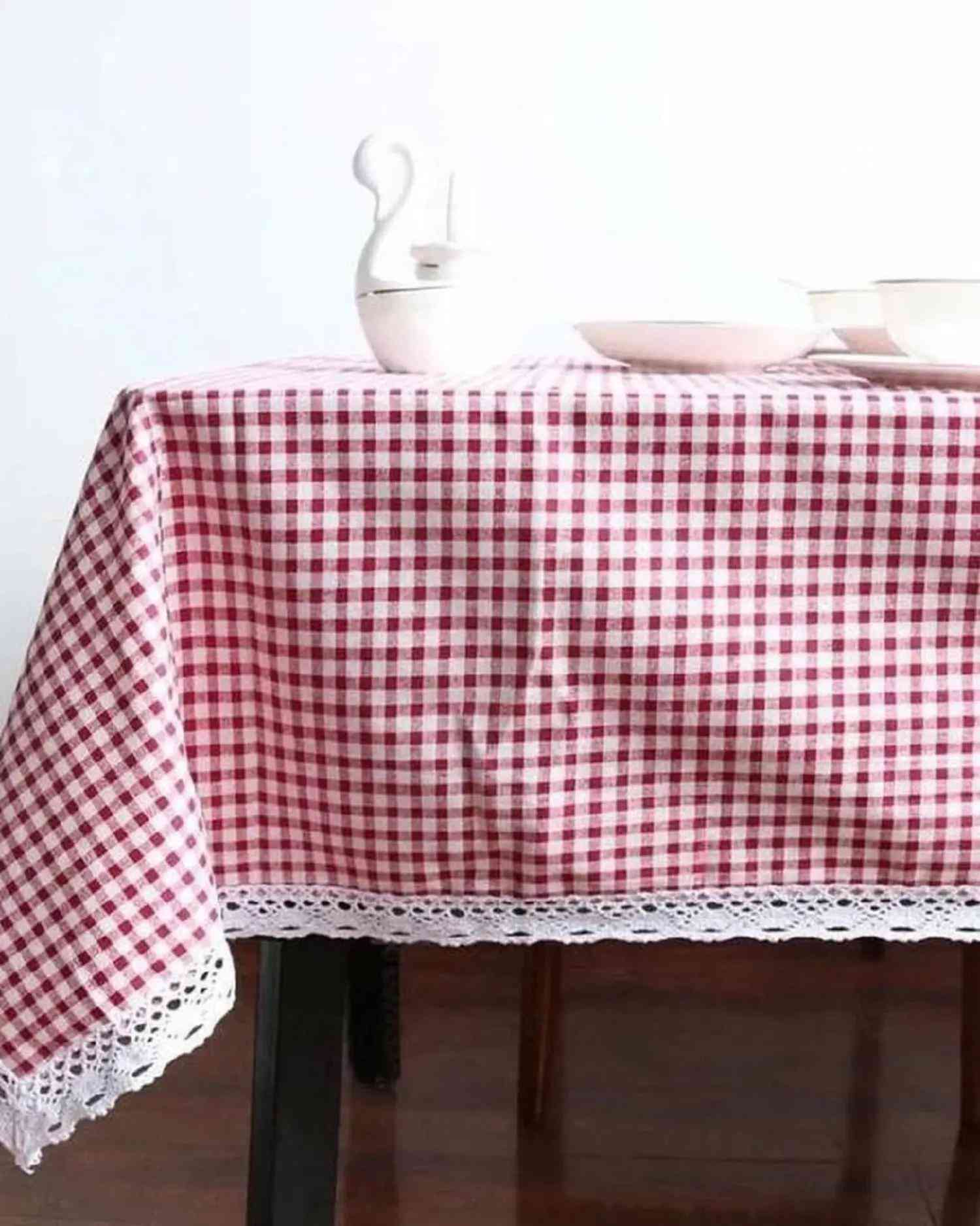 حابة تضيفين لمسة ترتيب ودفء لسفرتك؟ 😍 المفرش الكاروهات الأحمر يعطي مظهر مرتب ويغير شكل ميز الطعام بشكل كامل ✨ مميزات المفرش: ✅ خامة قماش ممتازة وتصميم كلاسيكي راقي ✅ مناسب للاستخدام اليومي، العزومات، والمناسبات ✅ سهل الاستخدام والتنظيف ويتحمل الغسيل ✅ متوفر بقياسين: 140×180 سم و140×140 سم تغيير بسيط بمظهر السفرة يفرق جداً بأجواء البيت! ❤️ للطلب والاستفسارات: *********** 🚚 توصيل لجميع محافظات العراق 🇮🇶 #مفرش_سفرة #مفرش_طعام #كاروهات #مفرش_أحمر #سفرة

نص مكتوب في الصور:
- مفرش قماش كاروهات أحمر للسفرة والمطبخ تصميم أنيق وبسيط قماش متين وسهل التنظيف تفصيلة القماش والدانتيل المقاسات 140 × 180 × سم وأيضاً 140 × 140 سم مناسب أيضاً للسفرات التوصيل متوفر لجميع محافظات العراق للطلب والاستفسار ***********
- @okum_782