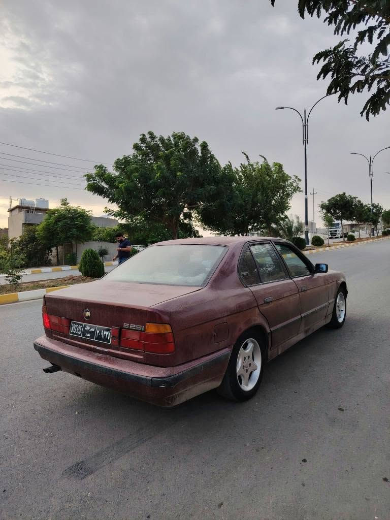 بي ام ٥٢٥ • توماتيك • ماروني