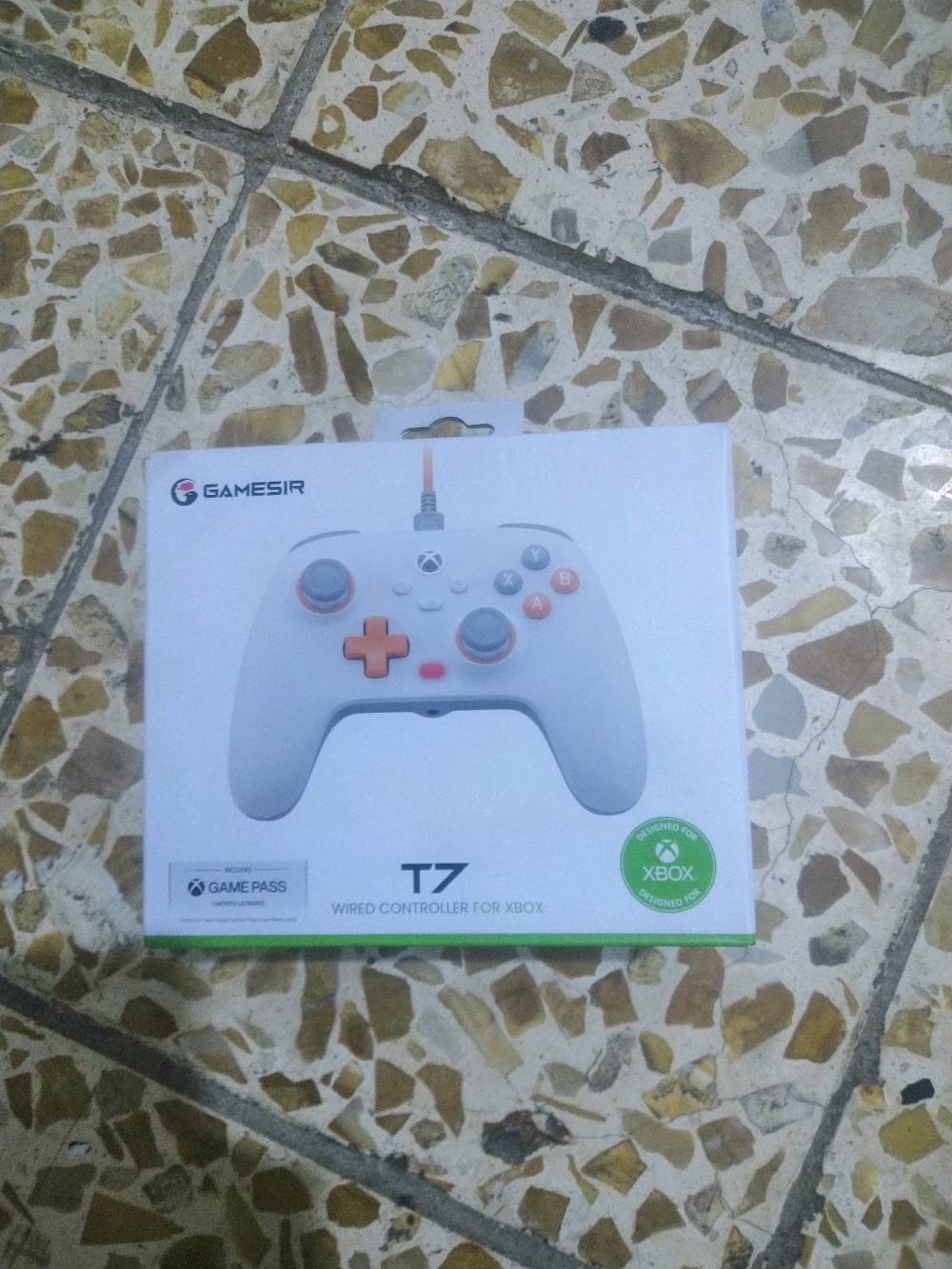 جهاز اكسبوكس ون اس xbox one s 
جهاز اكسبوكس ون نفس ما جاي اشوفوفون نضافته وياه يده كيم سير ام الواير مشتريه صالي شرين بس حته العلبه وياهه بي العاب اويا العاب بس  مو بالحساب يعني ما مشترينهن  شغلوهن اوفلاين يضل للابد بس اذا اتصل الجهاز بالانترنيت يروحن هذني الالعاب. توصيل بغداد فقط