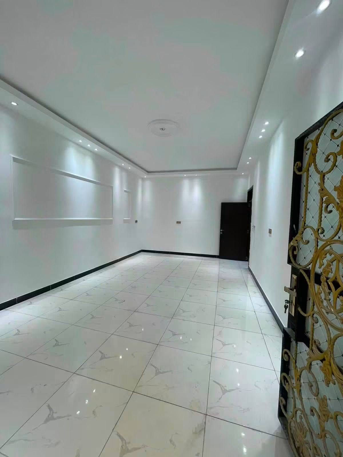 150 متر 
السعر 290 مليون وبي مجال 
البناء🏗️
الطابق الارضي 

صاله وغرفه نوم ومطبخ 

ومنوورر وخدمات 

الطابق الثاني 3 غرف نوم وخدمات 

الموقع حي الجهاد ديوان المخابرات 

*********** متوفر واتساب
