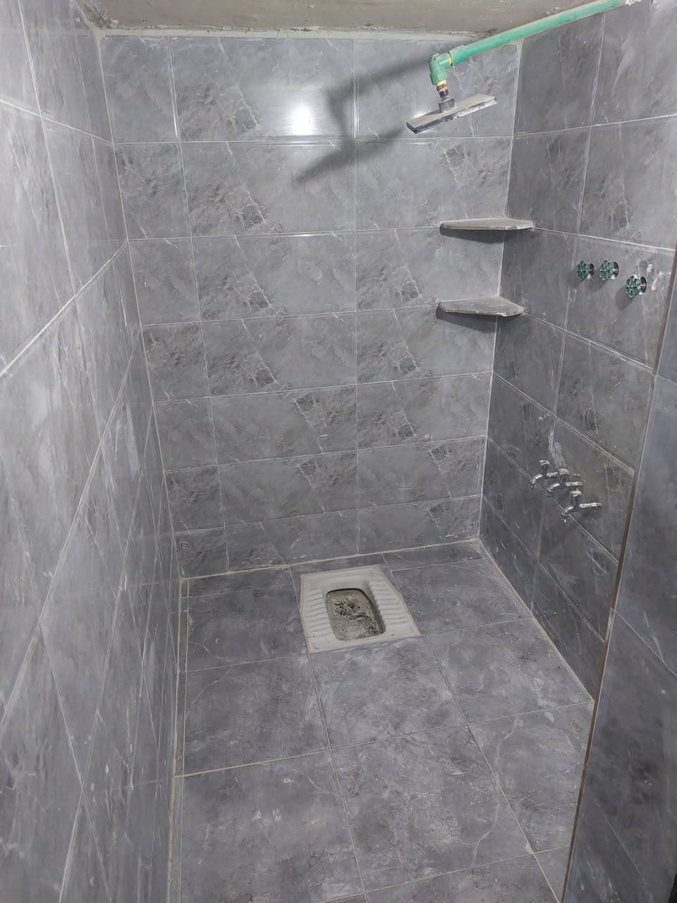 خلفة سيراميك وبورسلين . شغل درجة اولى واسعار جدا مناسبة.للتواصل ***********
