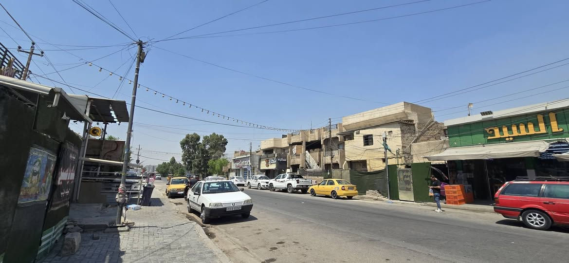 مشتمل للبيع 🏠
المساحة 90 م 
( واجهة 6 م  - نزال 15 م )

يصلح تجاري او سكني
 (شارع تجاري ) حوض الشارع 12 م 
تشجير امام المنزل  (9 م)

الدار طابقين يحتوي على( 4 غرف ) 
( 2 ارضي / 2 اول ) مع الخَدمات 

📍الموقع 
حي الرسالة - شارع الرافدين العام ( مقابل علوة السيد ) 

للاستفسار الاتصال على الرقم (صاحب الدار )
‏***********
