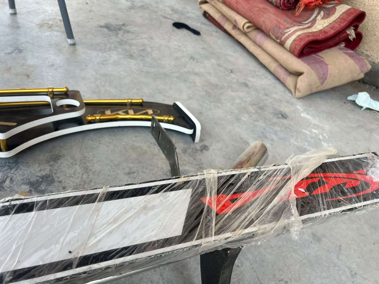 سلام عليكم  غراض جدد ماشادهن ابد. دعاميات وره  ودرع كيا حمل امامي جديد مامشدود ابد وخطه كيا ٢٦ حمل نثيه ودشبول  وغلاف بنيد. جدد ممشدودات.   السعر ٢٥٠ وبينه مجال مكان بابل اسكندريه.     ***********.        ***********.  واتساب.
