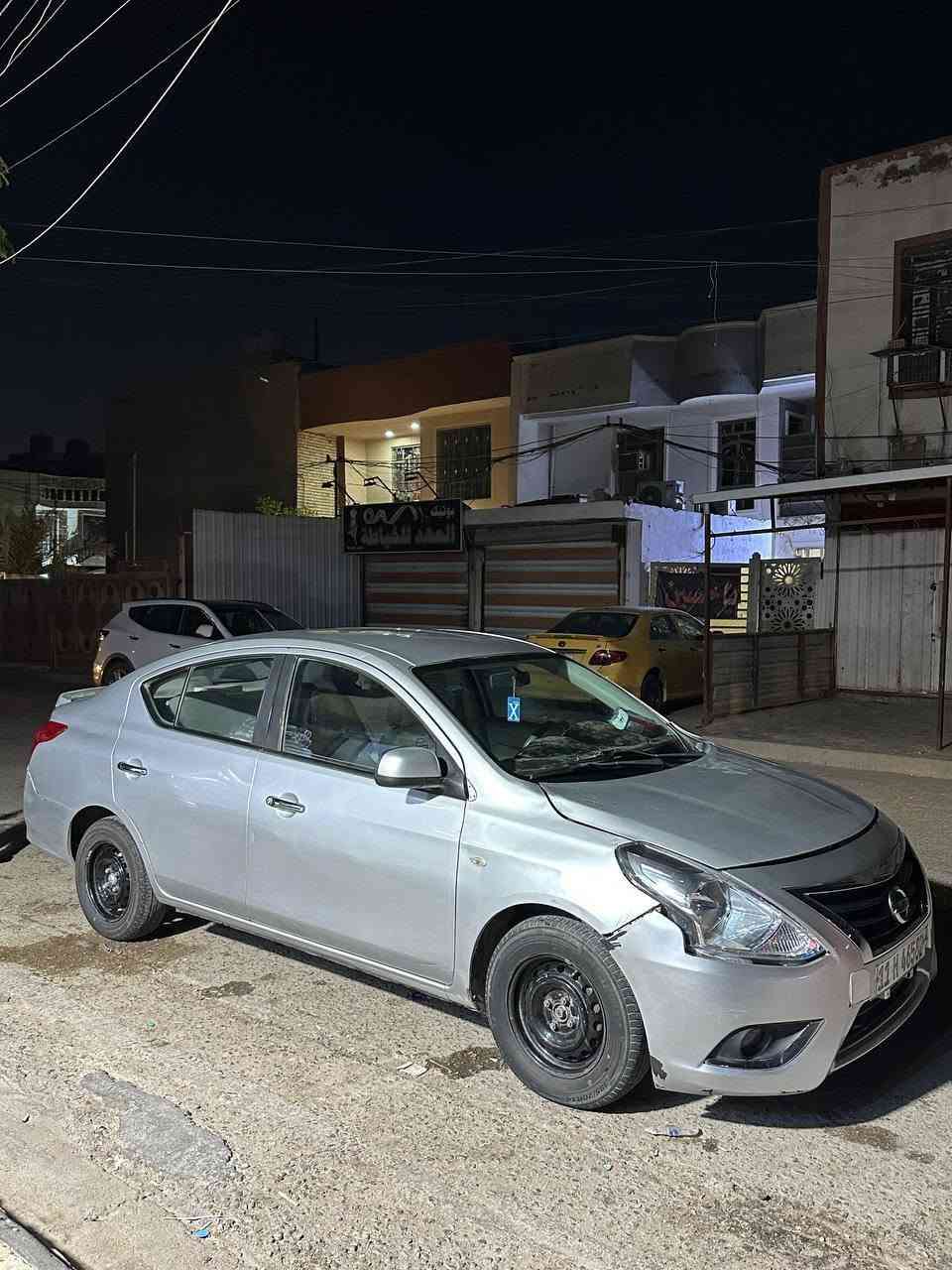 السلام عليكم 
نيسان سني هندي 2020 بليته زركه 
حادثها جاملغ عكس السائق والسياره موضحه بالصور 
السياره خير من الله كير محرك مكفولات  دواخل دوشمه جديده مع الارضيه شاشه كار بلي 
بيها نقص اذان محرك ودرام شفت 
باسمي السياره وشرط التحويل 
السعر 88 وبيها مجال 
مكان السياره بغداد الزعفرانيه
***********
