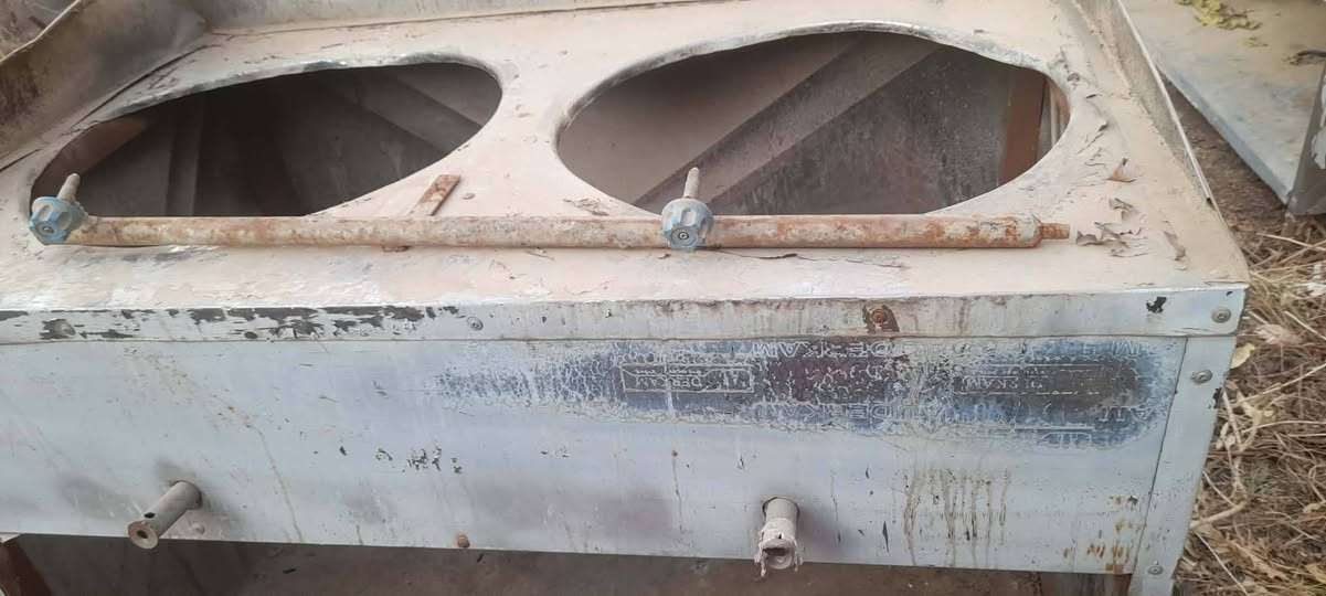 ميز طباخ وميز عرض جدد مستخدمات شهر فقط يرادلهم فقط غسل نضاف ١٠٠ بالميه... مكاني بغداد
