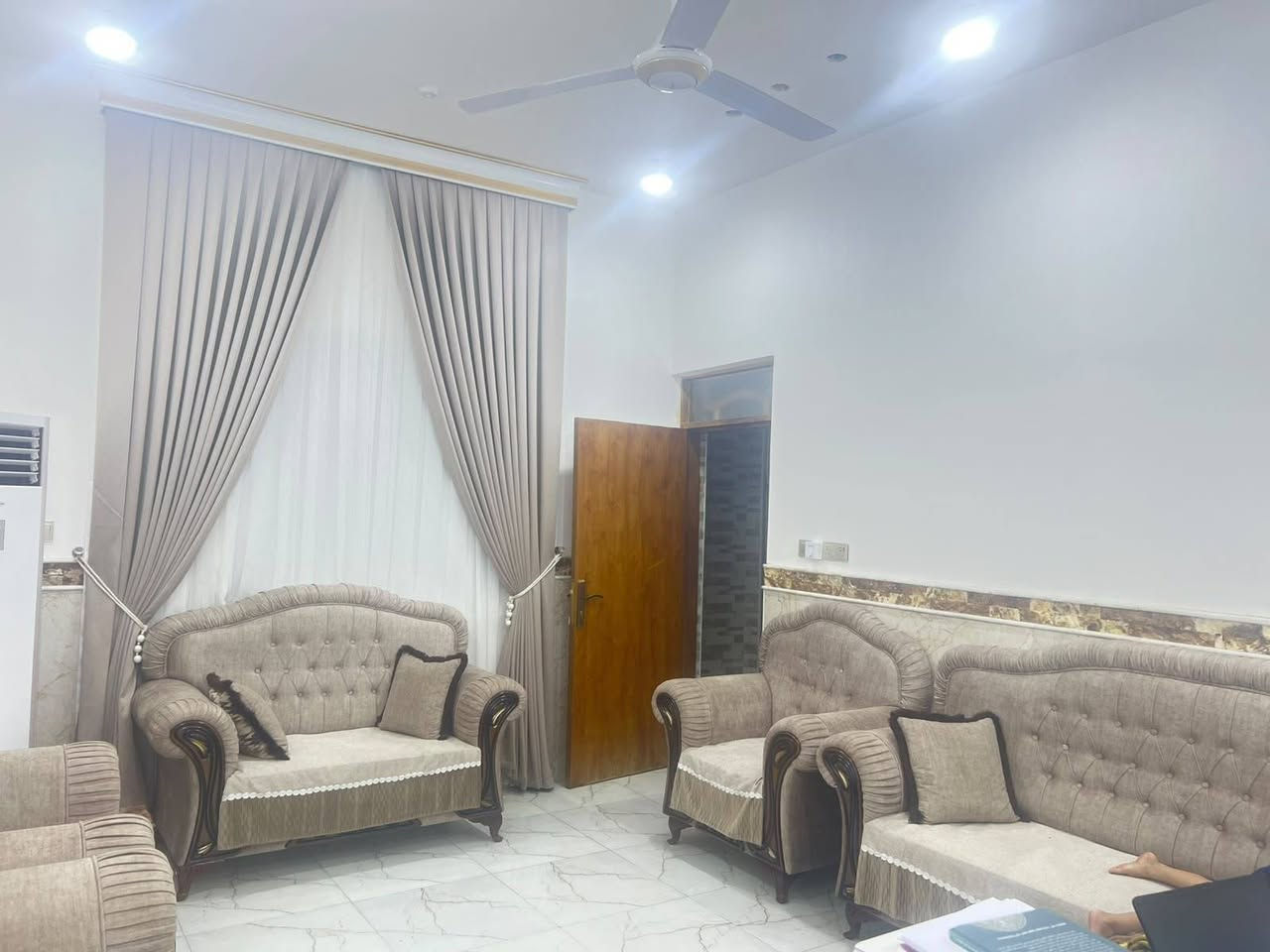 الدار للبيع
المساحة ٢٠٠ متر
الموقع حي الموظفين شارع عشرين
تبعد ١٥٠ متر عن الصحفيين
المواصفات
طابق أول كامل،  طابق ثاني هيكل مسقف كونكريت مع بيتونة وستارة
الشارع ٢٠ متر رصيف ٥ متر
خدمات كاملة كهرباء تأسيس حديث تبليط حديث
البناء درجة أولى رباط أرضي ٦ شيش أبو ال ١٦ فقط الأرضية أصلية حادلتين ضلفية ومطاطية
السقف حديد ff نشر ٢٥ سم
حصيرتين شيش الأولى أبو ال ١٦ والثانية أبو النص
بناء سنة ٢٠٢٣
البيت عليه قرض إسكان تريد تسدد تريد تحول القرض باسمك
باقي من القرض ٥٠ مليون + ٧ مليون تأمينات وعمولة إدارية
السعر ٢٣٠مليون
علما أن سعر الأرض في الشارع ١٥٠ مليون والباقي تكاليف البناء 
للاستفسار ***********
