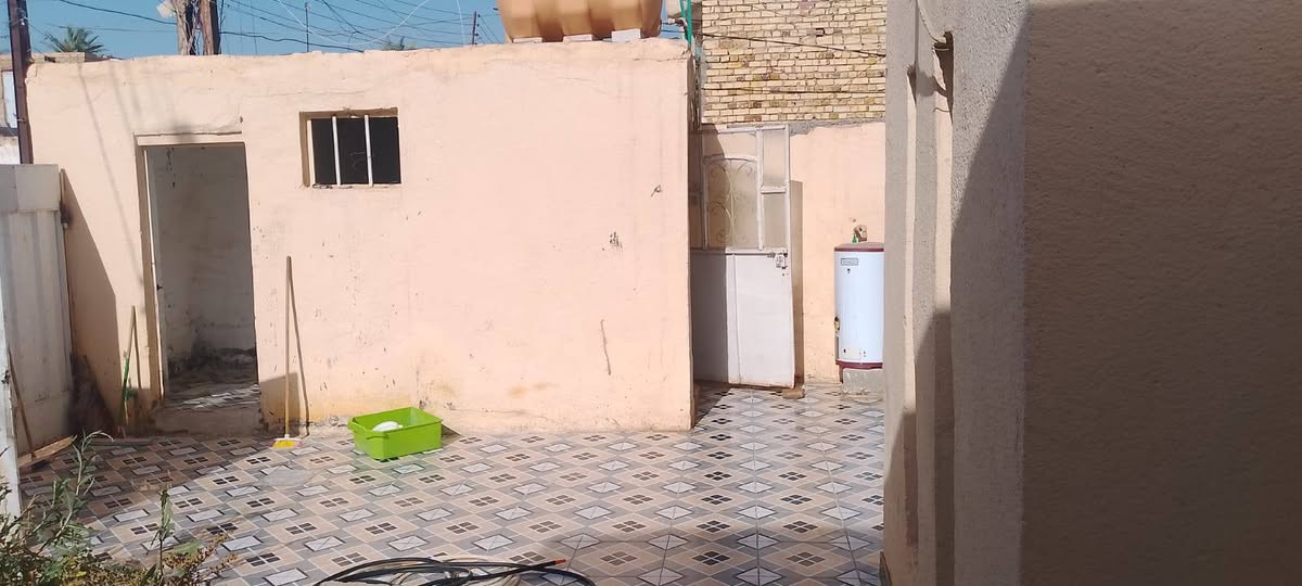 دار للبيع طابو صرف المساحة 200م الحمزة الغربي حي العسكري شارع الحسينية شارع ابو ضرغام البيت ركن على شارعين يتكون من غرفتين وصاله ومطبخ واستقبال وصحيات داخلية وخارجية وكراج سيارة السعر 72وبيه مجال بسيط الاستفسار الاتصال على الرقم *********** قريب من المدارس والمركز الصحي النوذجي التفاصيل كما موضح بالفيديو والصور
