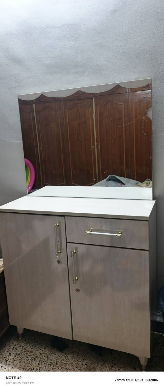 سلام عليكم. جربارة(سيسم) نفر واحد أصلي شغل نجار👌 يعني مو جاهز شغل درجة أولى تجي تشوفة وتقيمة مستخدم أقل من شهر سعرة ١٧٥ بي مجال قليل
ميزتوالت أيضا نظيف سعرة ٥٠ وبي مجال. 
للأستفسار الاتصال بالرقم *********** موجود واتساب
