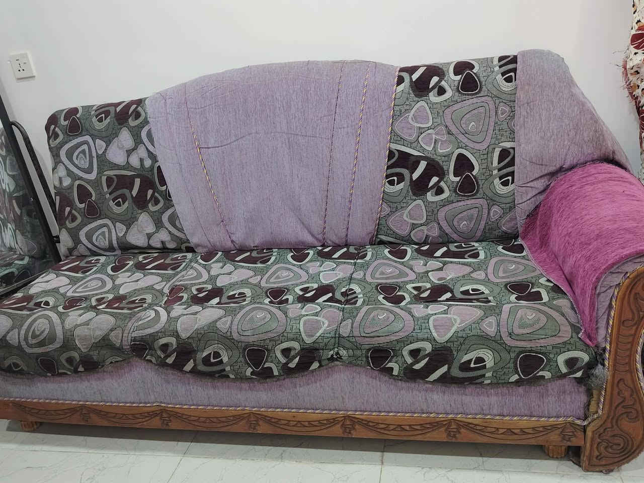 السلام عليكم عندي ديوان خشب عراقي ثقيل 9متر السعر 120 العنوان حي الوحده مدخل السبعاوي اول فرع بعد القصاصيب الاتصال عل رقم ***********
