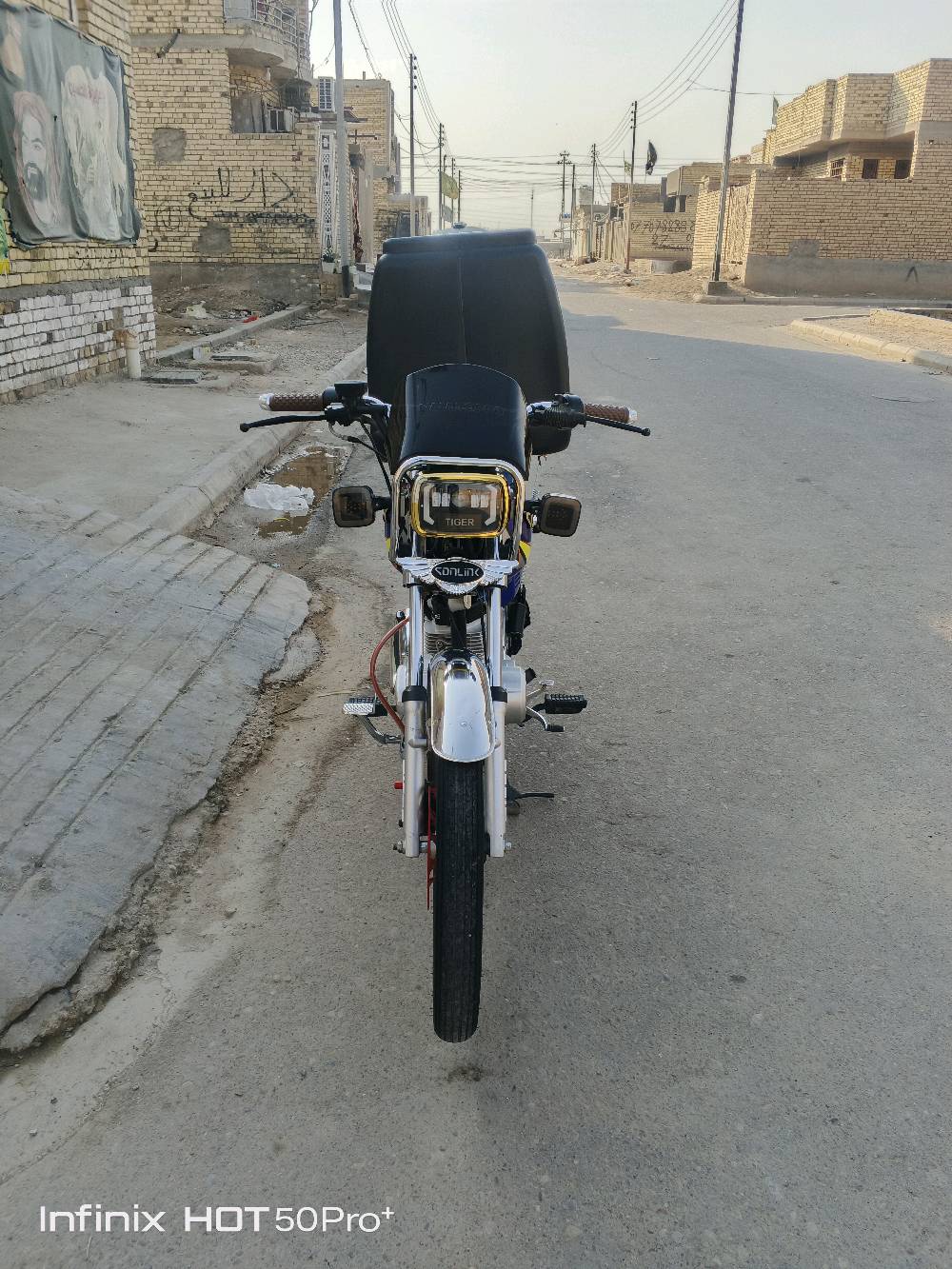سلام عليكم دراجه للبيع اوراق سكنر بسمي وكيلها الحيدري ببو رمانه مكينه ما مفتوحه دراجه ما اذب عليها ربع اشتريتها قبل يومين نيتي اشتغل بيها دالفري ما صارت الشغله مكاني ميسان نهاوند
شنو الموديل بالضبط وسنة الصنع؟ وإذا تگدر تذكر سعة المكينة/الـ CC الأصلية همين.: 
موديل 2025 حجم المكينه 150 
كم ممشاها تقريباً أو شكد استعمالها؟ وهل بيها أي صرف أو ملاحظات على المكينة أو القير أو الكهرباء؟: 
استعمالها يومين فقط 
وين موقع المعاينة والاستلام بالضبط بميسان/نهاوند؟ وهل البيع بيه مجال بسيط بالسعر لو آخر سعر؟: 
قابل للتفاوض 