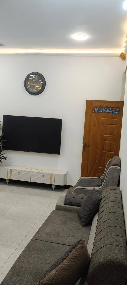 🏡 بيت طابقين للبيع - بناء حديث ! 🏡
📍 الموقع: [ديالى  / بعقوبه شفته / أقرب نقطة دالة. خلف قاعة بيانوا نهاية فرع اسماك زوزو]
✨ تفاصيل ومواصفات البيت (طابقين):
واجهه  8 ونص  والنزال 12 ونص المساحة: 103 متر مربع.
حالة البناء: بناء حديث ممتاز 
نظام الطاقة: مجهز بنظام طاقة شمسية متكامل لتوفير الكهرباء.
🔹 الطابق الأول:
استقبال واسعة ومناسبة للضيوف.
مطبخ بنظام حديث (مطبخ حار + مطبخ بارد).
غرفة نوم سويت (مع حمام داخلي).
حمام خارجي.+ طرمه
🔹 الطابق الثاني:
غرفتين نوم كبار (من ضمنها غرفة سويت بحمام وصحيات داخلية).
✨ مميزات إضافية:
بيت متكامل ومجهز بالطاقة الشمسية وجاهز للسكن الفوري.
تصميم عصري واستغلال ممتاز للمساحات.
[نوع الملكيه / طابوا زراعي سند 25.
💰 السعر: [100 مليون  بي مجال  ]
📞 للتواصل والاستفسار: ***********
