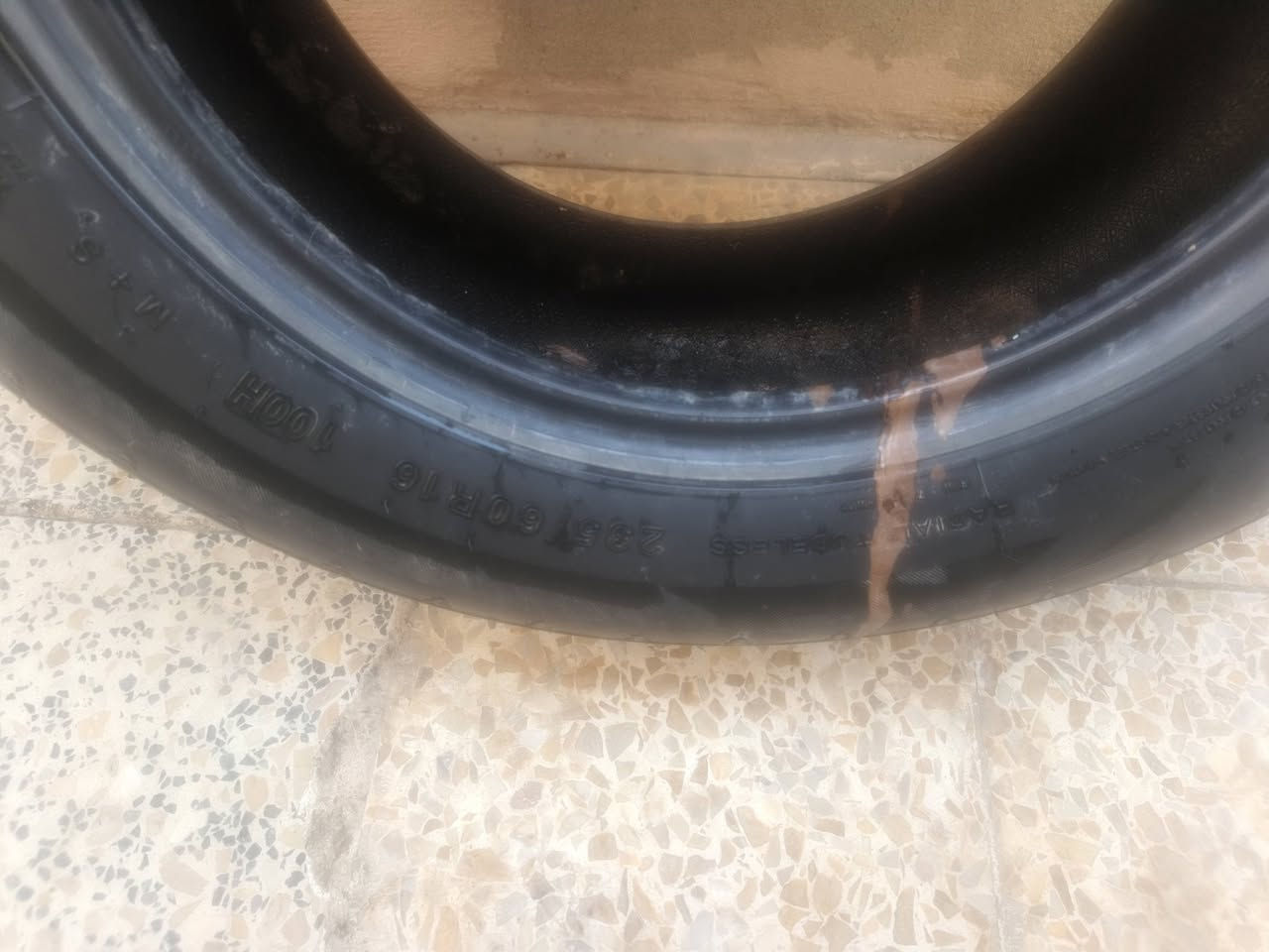 للبيع تاير حجم 16/235/60 مستخدمه السعر15 ألف عنوان رشيديه ***********
