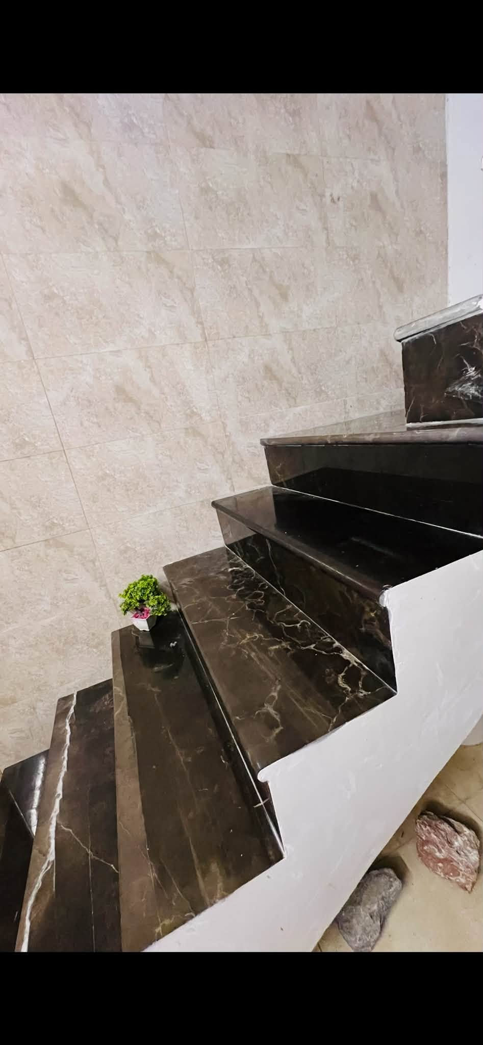 🏠 بيت للبيع – 90 متر | الكفاءات – شارع 20
📍 موقع مميز وقريب من العيادة الشعبية
🏡 بناء حديث وكامل، تشطيب مرتب وجاهز للسكن

🔹 الطابق الأول:
• استقبال
• صالة
• مطبخ حار
• غرفة نوم
• حمام داخلي
• حمام خارجي
• ترك

🔹 الطابق الثاني:
• غرفتين نوم
• واحدة منهن سويت
• صالة

✨ بيت مرتب ومناسب للعائلة، وبناء حديث.

📞 للاستفسار والتواصل:
***********

📌 الكفاءات – شارع 20 – قرب العيادة الشعبية
