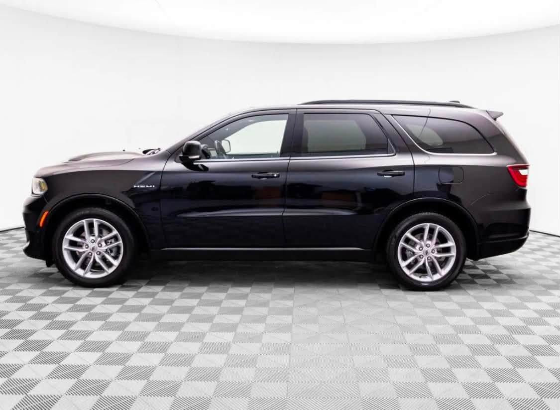 �🔥 دودج دورانجو — الـSUV اللي مو بس للعائلة ( للشرح فقط )

من تشوفها تكول SUV عائلية…
بس من تعرف شنو بيها، راح تغيّر رأيك 😮‍💨🔥

دودج دورانجو من السيارات اللي تجمع بين الحجم، القوة، والراحة، وخصوصًا إذا كانت بفئة ومحرك قوي.

🔧 شنو عدنا؟

🚗 SUV بثلاث صفوف
💺 تسع تقريبًا 6–7 ركاب حسب التجهيز
🔥 محركات V6 أو V8 حسب الفئة
⚙️ قير أوتوماتيك 8 سرعات
🛞 دفع خلفي أو رباعي حسب الفئة
📦 مساحة داخلية كبيرة وشنطة مناسبة للعائلة

بس اللي يميز الدورانجو مو بس حجمها 👇

😈 شكلها هجومي وتبين قوية من أول نظرة.
🔥 بيها خيارات محركات قوية، والـV8 خصوصًا إله طعم ثاني.
🏁 ثباتها وحضورها على الشارع يخليها غير عن أغلب الـSUV العائلية.
💺 وبنفس الوقت عندك ثلاث صفوف، يعني تكدر تستخدمها للعائلة والسفر والمشاوير اليومية.

والحلو بيها؟

مو SUV ناعمة وبس… بيها روح سيارات دودج. 🐂🔥

يعني إذا تريد سيارة:
✔️ كبيرة
✔️ قوية
✔️ عائلية
✔️ وشكلها بيه هيبة

الدورانجو تدخل بالحسبة وبقوة.

💬 هسه نريد رأيكم:

🐂 Durango
🔥 Tahoe
🏔️ Land Cruiser

إذا الفلوس مو مشكلة، شنو تختار؟ وليش؟ 👇

━━━━━━━━━━━━━━

🚗 أبو العز لتجارة السيارات
📞 ***********

تابع الصفحة، والجاي أقوى 🔥

#أبو_العز_لتجارة_السيارات #Durango #DodgeDurango #Dodge #دورانجو #سيارات #العرا
