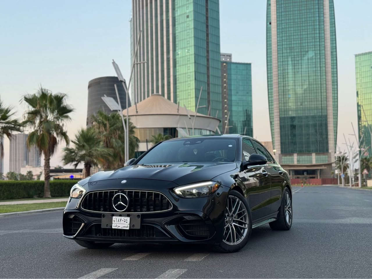 السلام عليكم الغوالي
من القطع النوادر للبيع 
2025 C63  S 
E PERFORMANCE AMG
اسرع 4 سلندر في العالم محرك بقوة 671 HP 
Hybrid 
تسارع مخيف من 0-100 باعلى رقم 3.08 SEC. 
عزم 1020 نيوتن 🚀
السيارة هايبرد غنية عن تعريف بالمواصفات وراح اذكر قسم يميزها :
- All wheel steering 
- Drift mood 🏎️💨
- Head up display 
- Carbon fiber interior 
- Night package
- Panoramic sunroof
- نظام عادم AMG PERFORMANCE 
السيارة معروضة في اربيل مع امكانية ترقيم السيارة اربيل او بغداد حسب رغبة المشتري .
السيارة مو c300 او c43 نهائياً
اختلاف جذري عنها بالحجم والسرعة 
بجم اعرض واطول ووزن اعلى وثبات اكثر وانظمة متطورة اكثر 

وارد امريكي ضرر خارجي نصف الجاملغ صبغ فقط وتم تبديل بنيد السيارة وكالة
تصليح السيارة كاملاً وكالة لا دواخل لا شاصي وبدون اي ايرباك مكفول عاماً
ماشية 12 الف جديدة جداً
اخوان الي يحب يعرف تفاصيل اكثر ومهتم بهيج تحفة فنية وحاب يعرف مواصفات وشنو اختلافها يتصل على الرقم ويتدلل 
*********** بغداد, العراق
