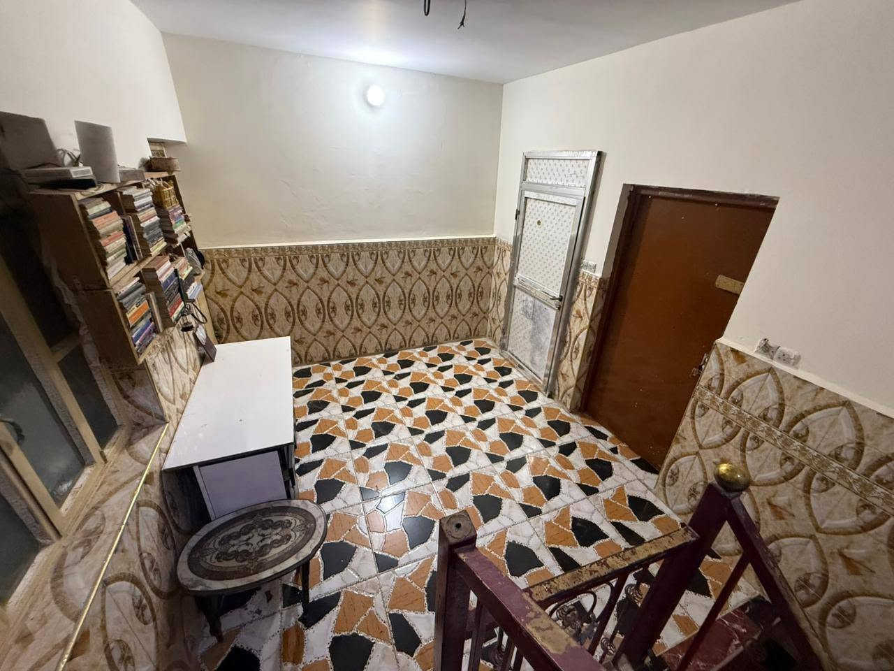 سلام عليكم بيت للبيع شارع 60 قبل السكه مقابل شارع ابو طياره اول فرع ع يسار مساحه 100 طابق ونص والثالث غرفه سندويش اسويت كامله السعر 100 وبيه مجال بسيط للستفسار ***********  واتساب
